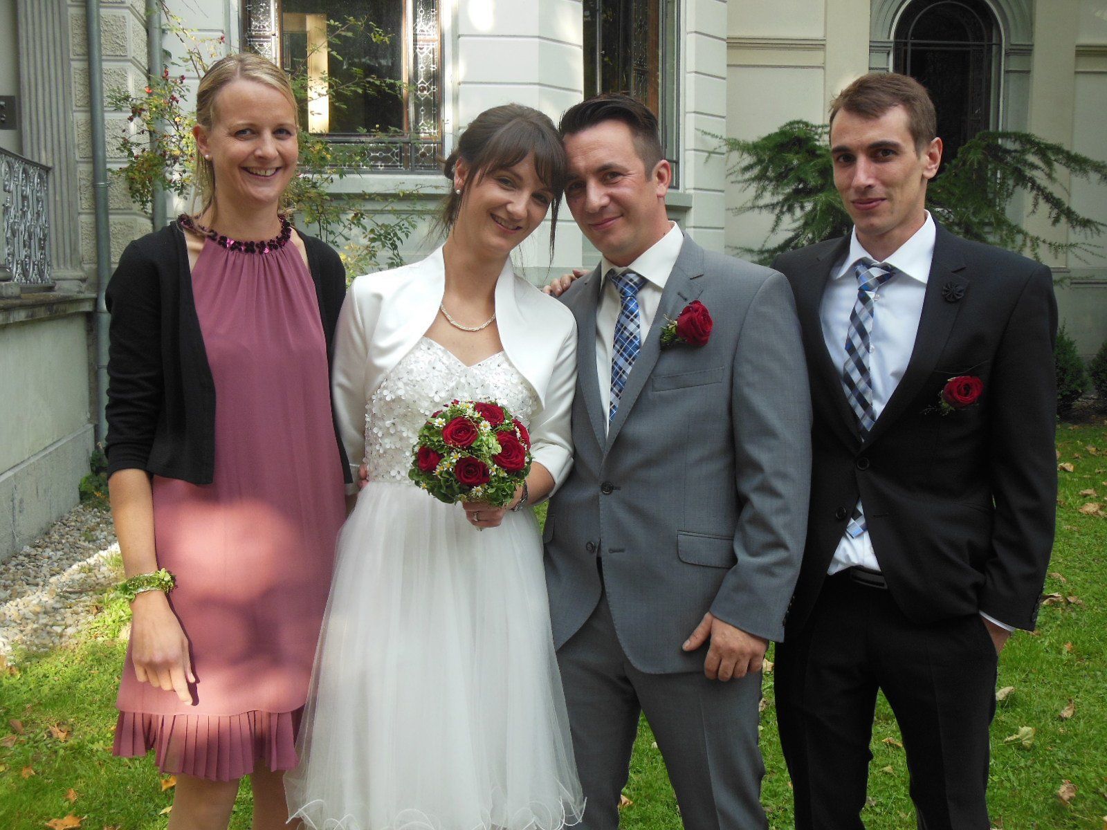 Das glückliche Paar mit den Trauzeugen. Das glückliche Paar mit den Trauzeugen.