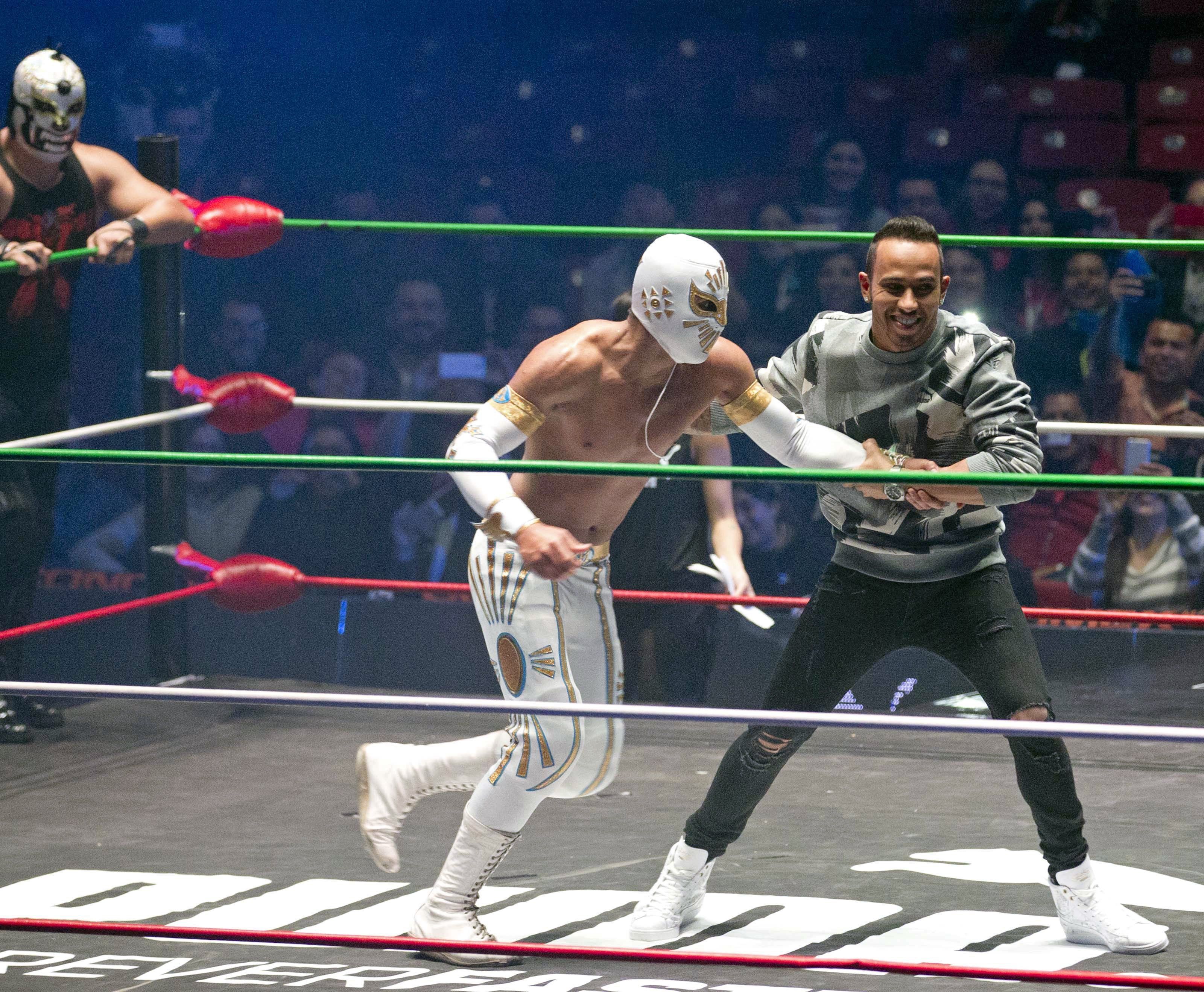 Lewis Hamilton stieg in Mexiko-City in den Wrestling-Ring. Lewis Hamilton stieg in Mexiko-City in den Wrestling-Ring.