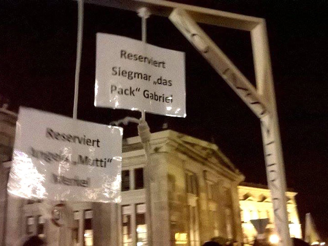 Berliner Politiker klagen über Auswüchse bei Dresdner Kundgebung. Berliner Politiker klagen über Auswüchse bei Dresdner Kundgebung.
