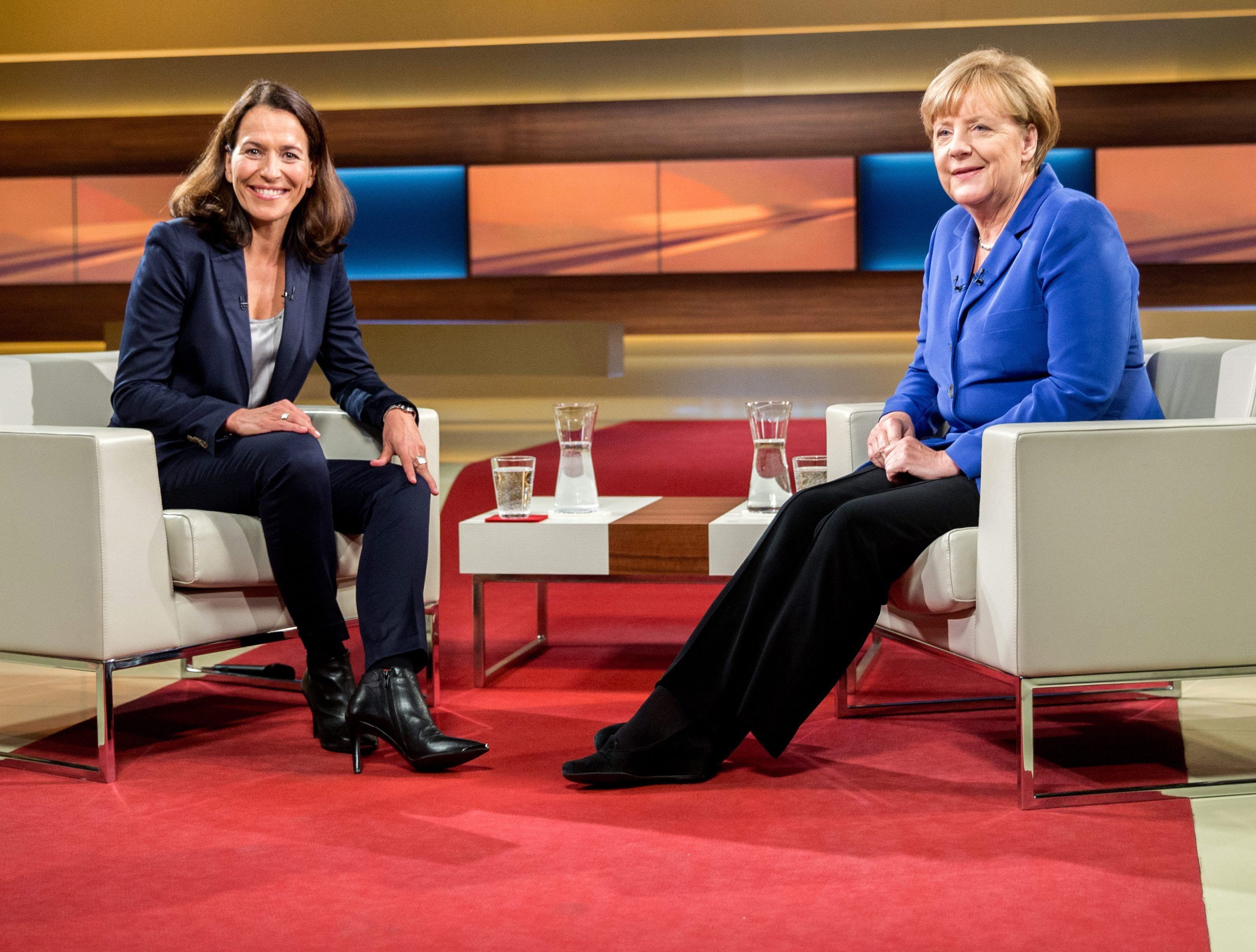 Merkel bei Anne Will: Es gibt keinen Aufnahmestopp. Merkel bei Anne Will: Es gibt keinen Aufnahmestopp.