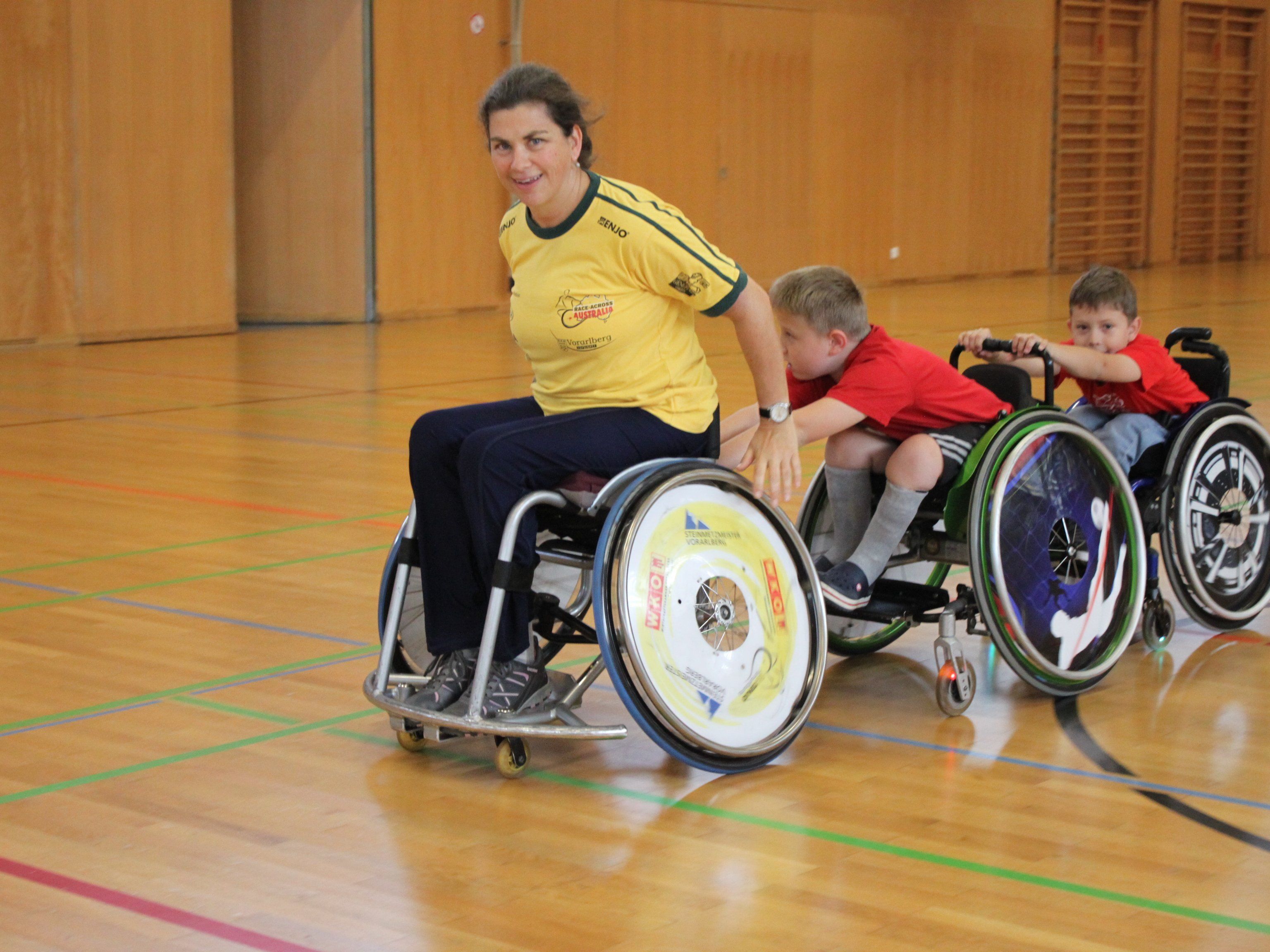 Spielerisch wird bei den Rolli-Kids der Umgang mit dem Rollstuhl trainiert Spielerisch wird bei den Rolli-Kids der Umgang mit dem Rollstuhl trainiert