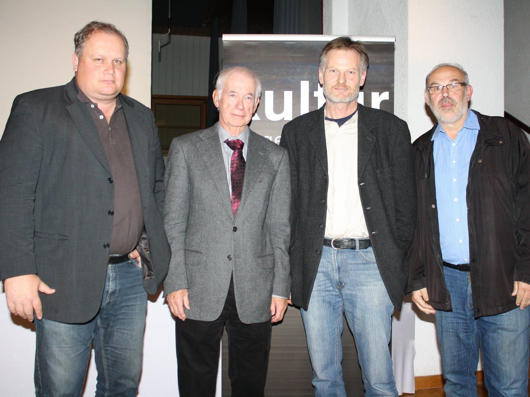 Die Veranstalter Andreas Hammerer, Kurt Bereuter und Werner Bundschuh mit dem Autor Wolfgang Neugebauer.