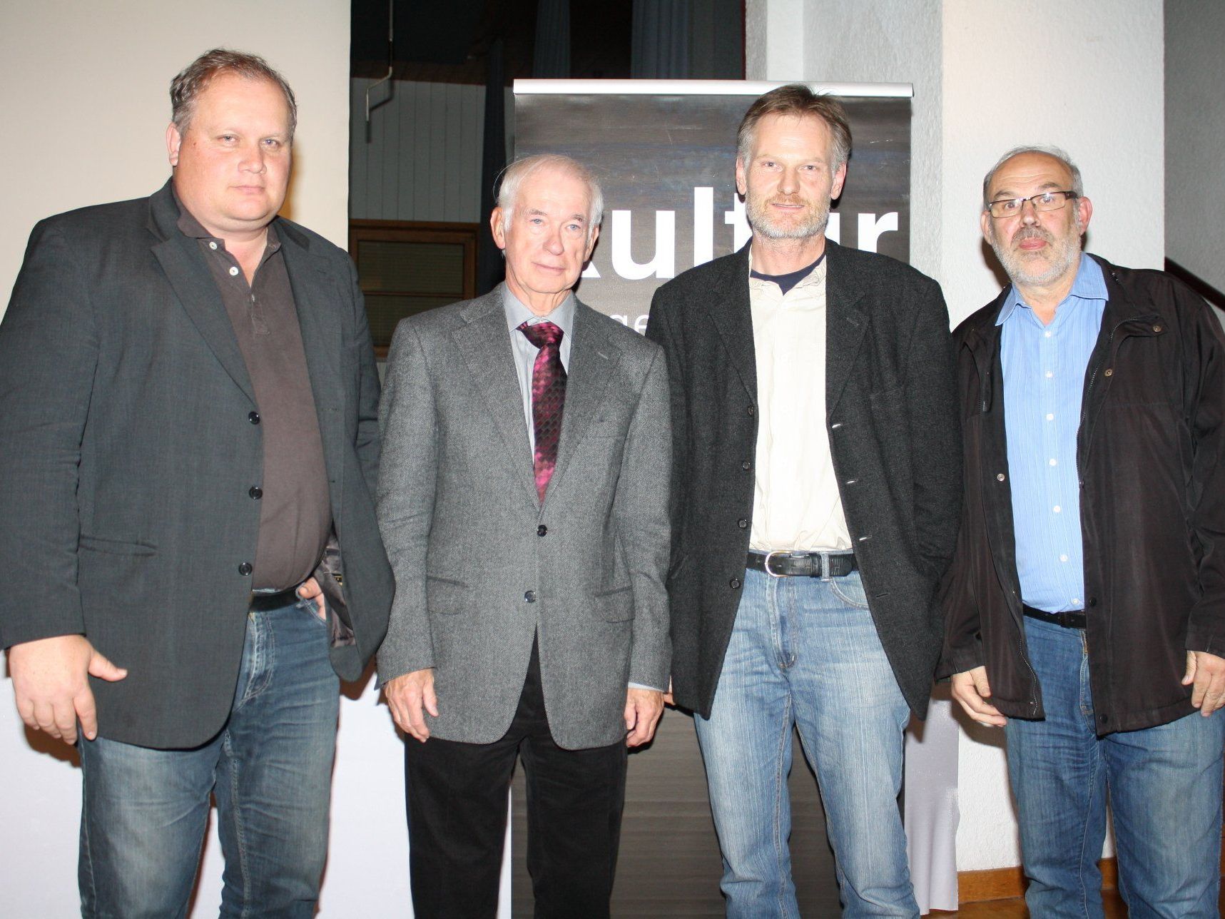Die Veranstalter Andreas Hammerer, Kurt Bereuter und Werner Bundschuh mit dem Autor Wolfgang Neugebauer. Die Veranstalter Andreas Hammerer, Kurt Bereuter und Werner Bundschuh mit dem Autor Wolfgang Neugebauer.