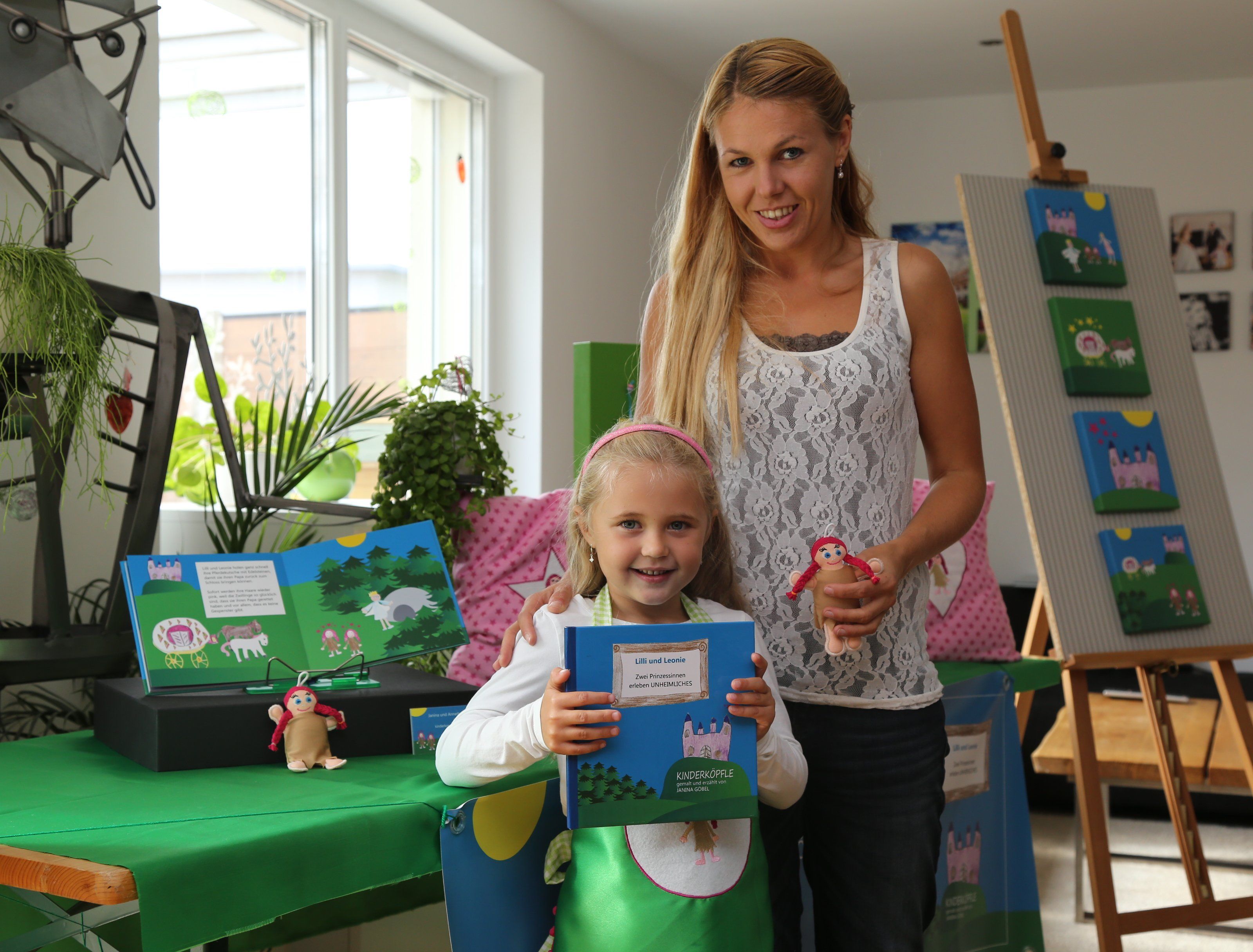 Janina bietet 180 Expemplare ihres Kinderbuches auf dem Herbstmarkt an. Janina bietet 180 Expemplare ihres Kinderbuches auf dem Herbstmarkt an.