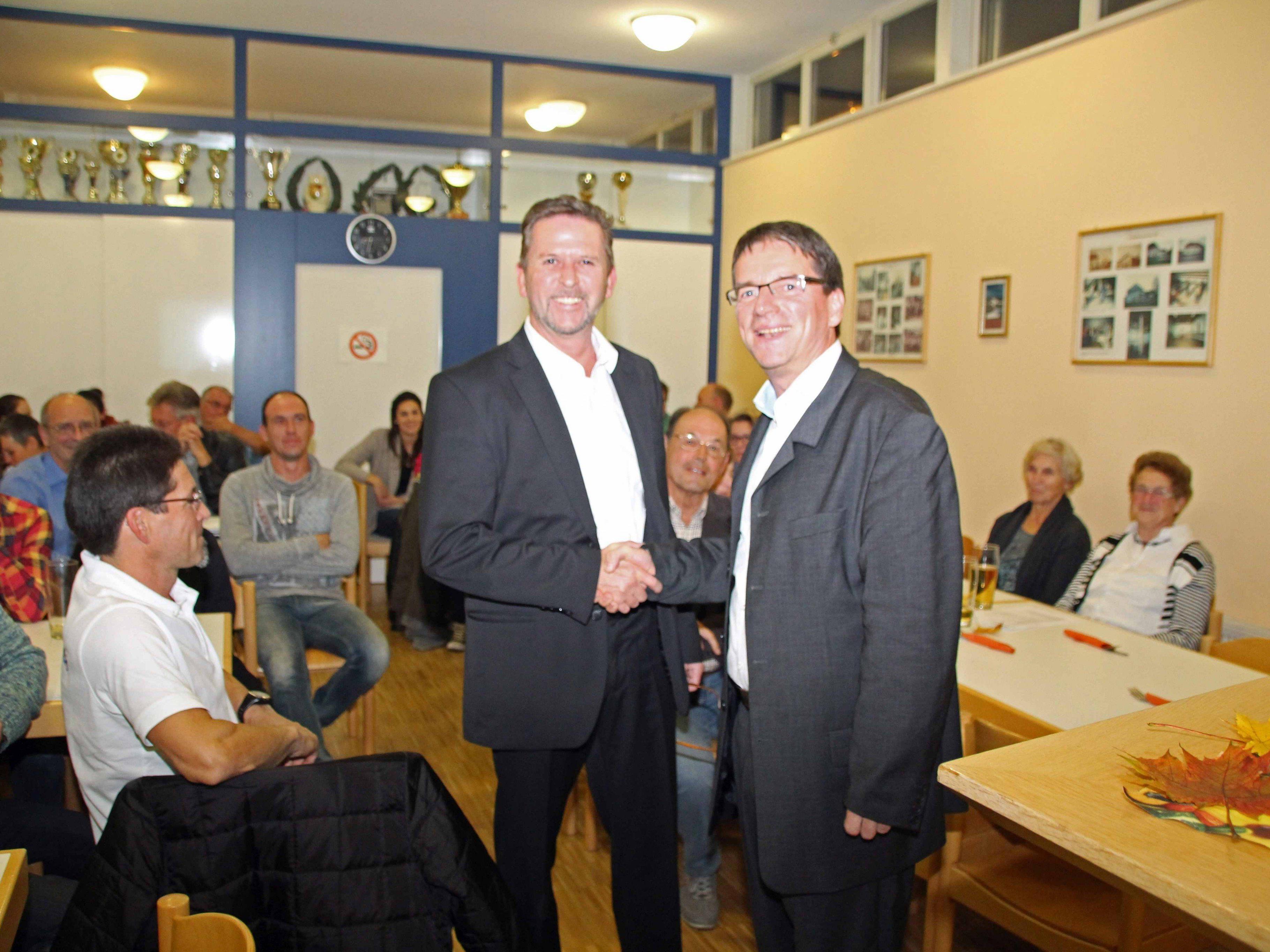 GV Günther Fritz gratuliert Obmann Manfred Staudinger zu Wiederwahl