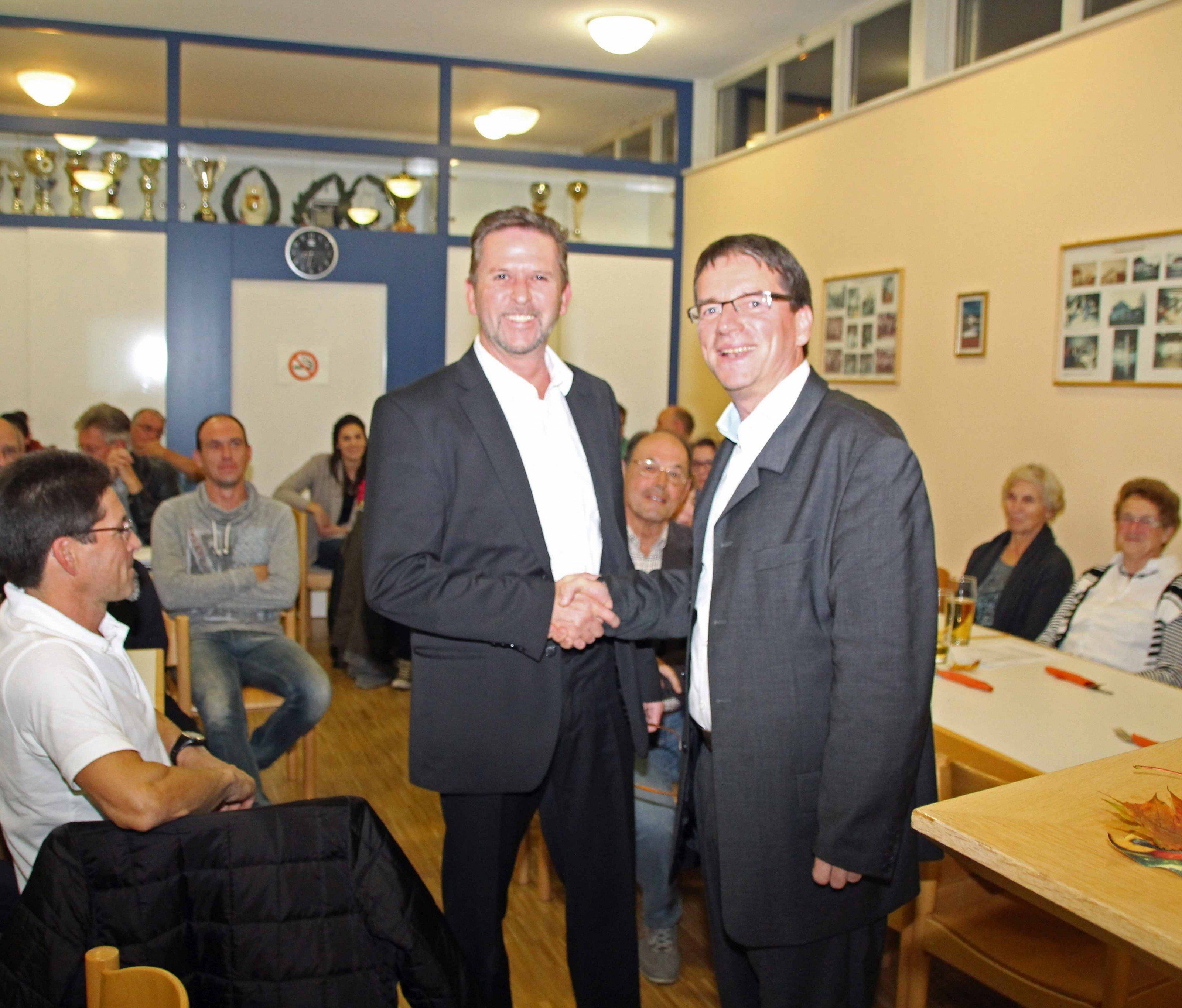 GV Günther Fritz gratuliert Obmann Manfred Staudinger zu Wiederwahl GV Günther Fritz gratuliert Obmann Manfred Staudinger zu Wiederwahl