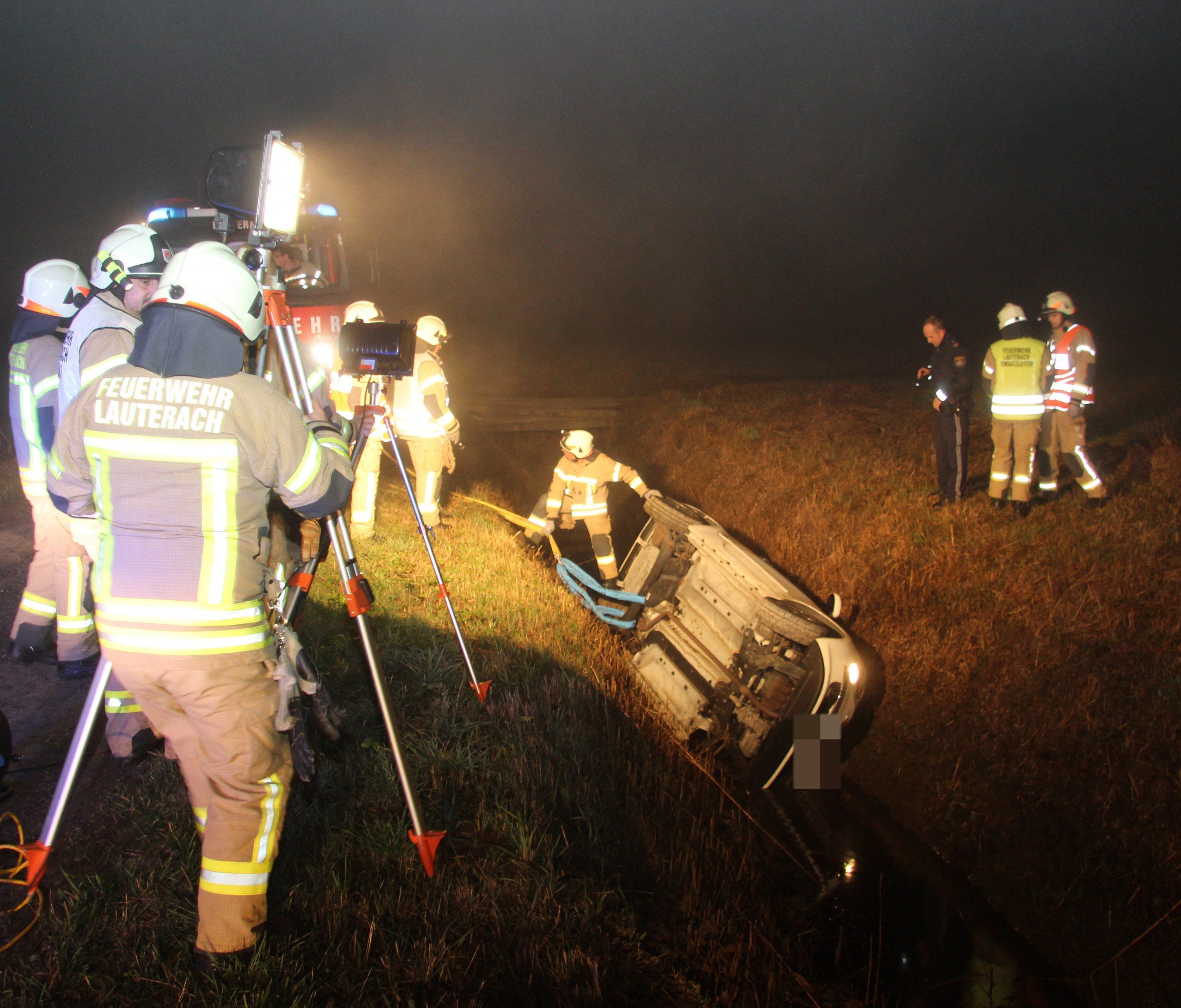 Frau bei Unfall leicht verletzt. Frau bei Unfall leicht verletzt.