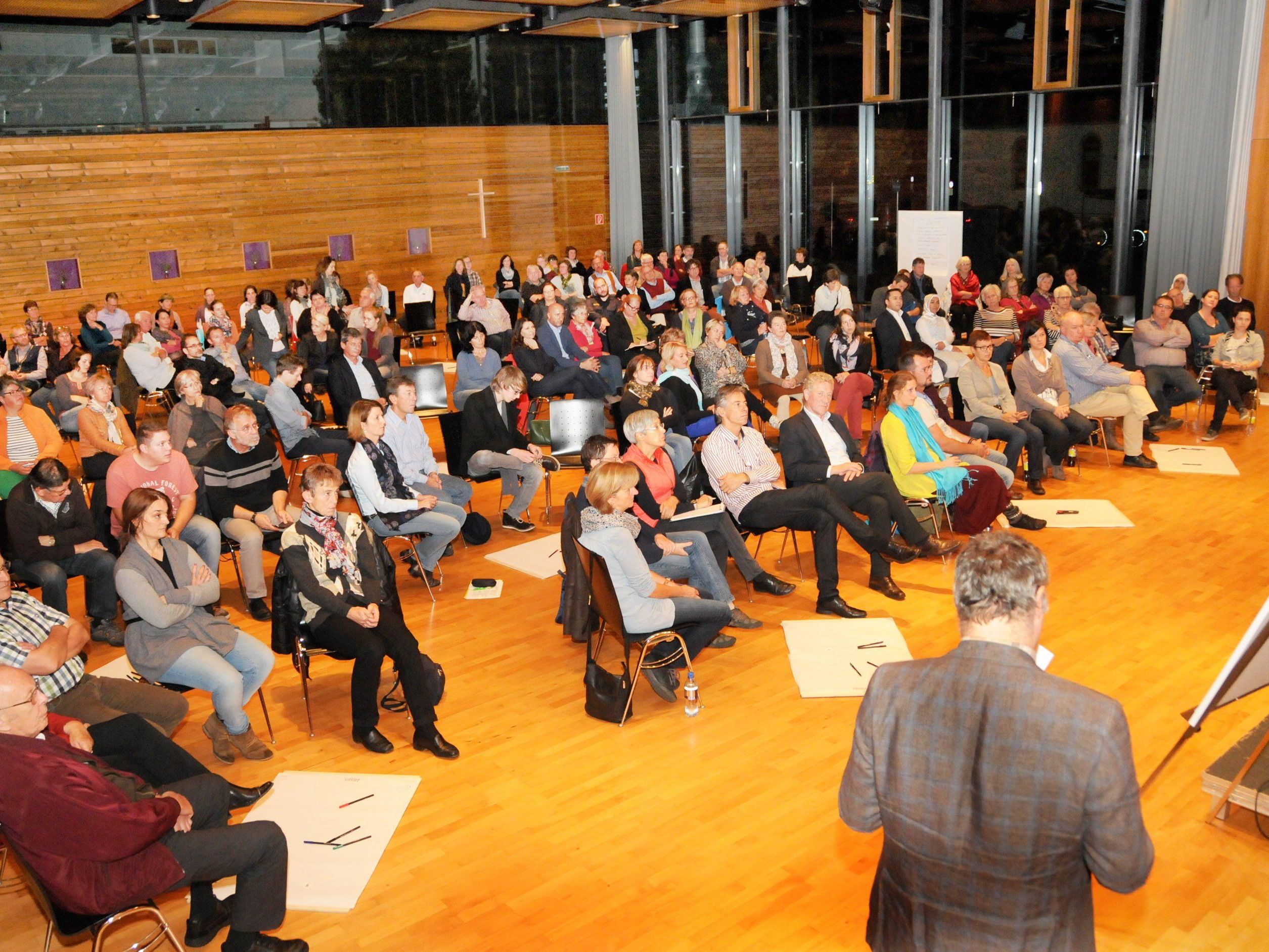 Zahlreiche interessierte Höchsterinnen und Höchster nahmen an der Integrationsplattform teil. Zahlreiche interessierte Höchsterinnen und Höchster nahmen an der Integrationsplattform teil.