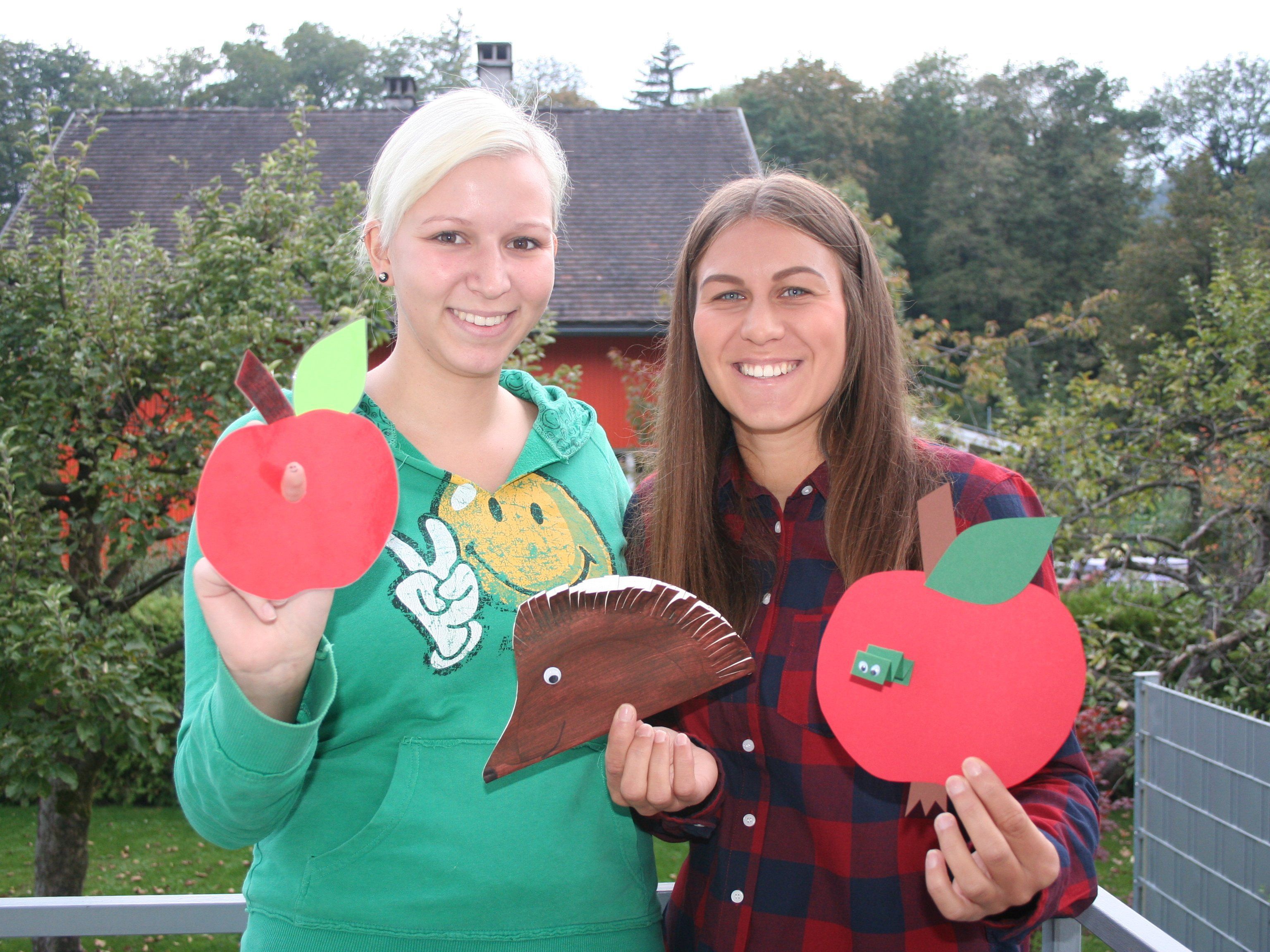 Sarah Waldhuber und Conny Khüny mit den angebotenen Basteleien. Sarah Waldhuber und Conny Khüny mit den angebotenen Basteleien.