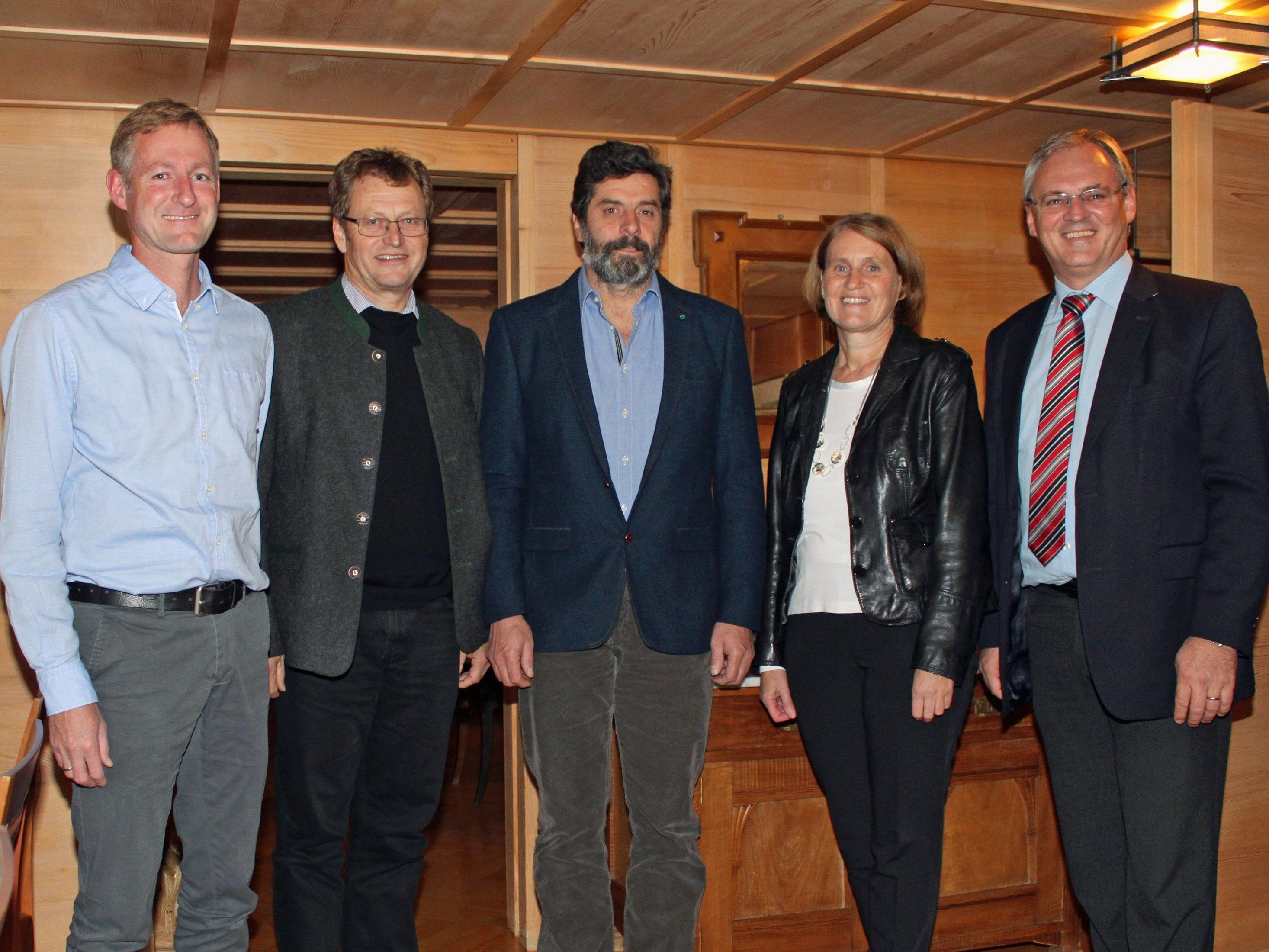 Vizebürgermeister Markus Flatz, Bürgermeister Armin Berchtold, Tischler Herbert Düringer, Marlies Sejkora (IfS) und Landtagspräsident Harald Sonderegger. Vizebürgermeister Markus Flatz, Bürgermeister Armin Berchtold, Tischler Herbert Düringer, Marlies Sejkora (IfS) und Landtagspräsident Harald Sonderegger.