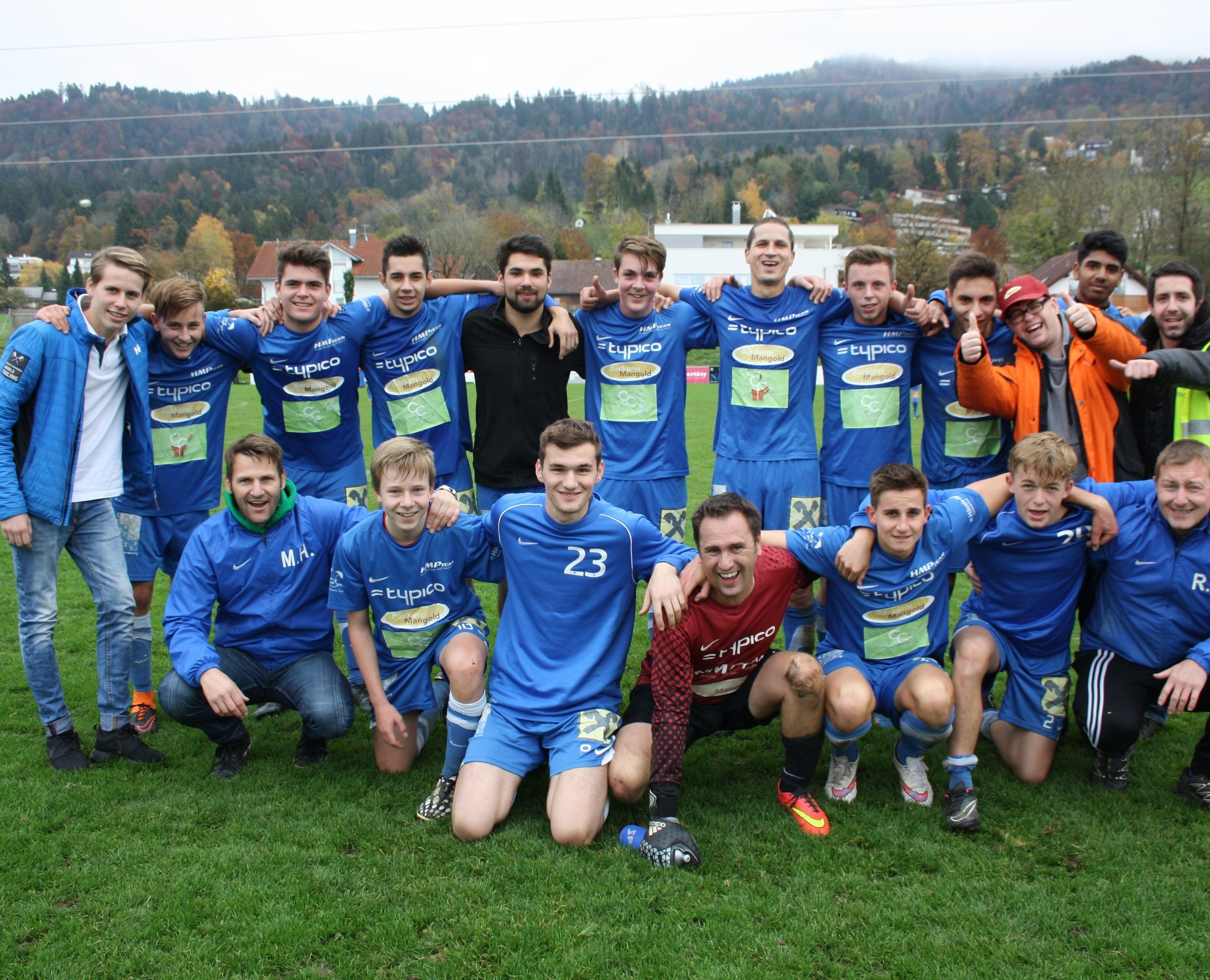 Die „Juniors“ (1b Team) des SV Typico Lochau können sich über eine hervorragende Herbstmeisterschaft freuen. Die „Juniors“ (1b Team) des SV Typico Lochau können sich über eine hervorragende Herbstmeisterschaft freuen.