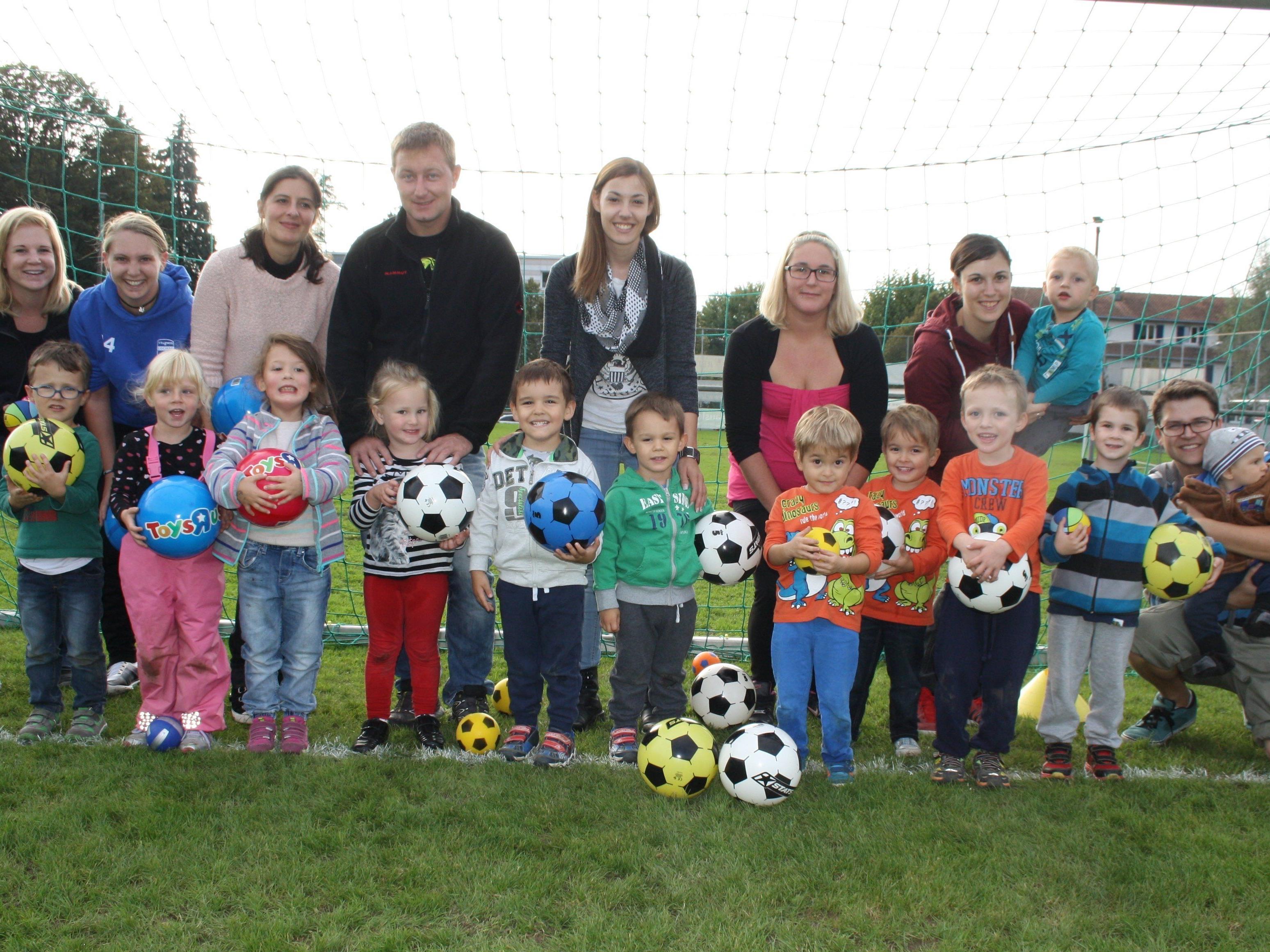 Mit viel Begeisterung kommen die kleinen Sportler mit ihren Eltern oder Begleitpersonen in die „Ballschule“ des SV Typico Lochau.