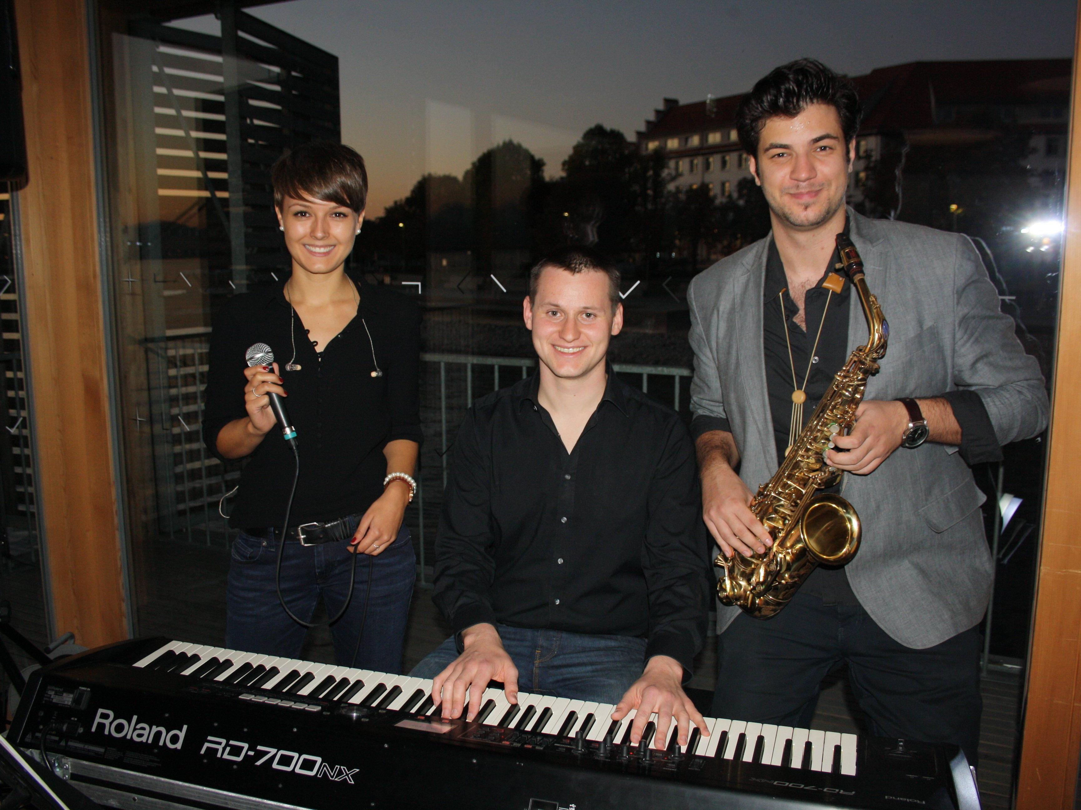 BU: Nina Berchtel (Vocal), Christian Heuschneider (Piano) und Cenk Dogan (Saxophon) eröffneten die „Jazz am See“-Abende am Lochauer Kaiserstrand – nun jeden ersten Donnerstag im Monat auf dem Badehaus des Seehotels.