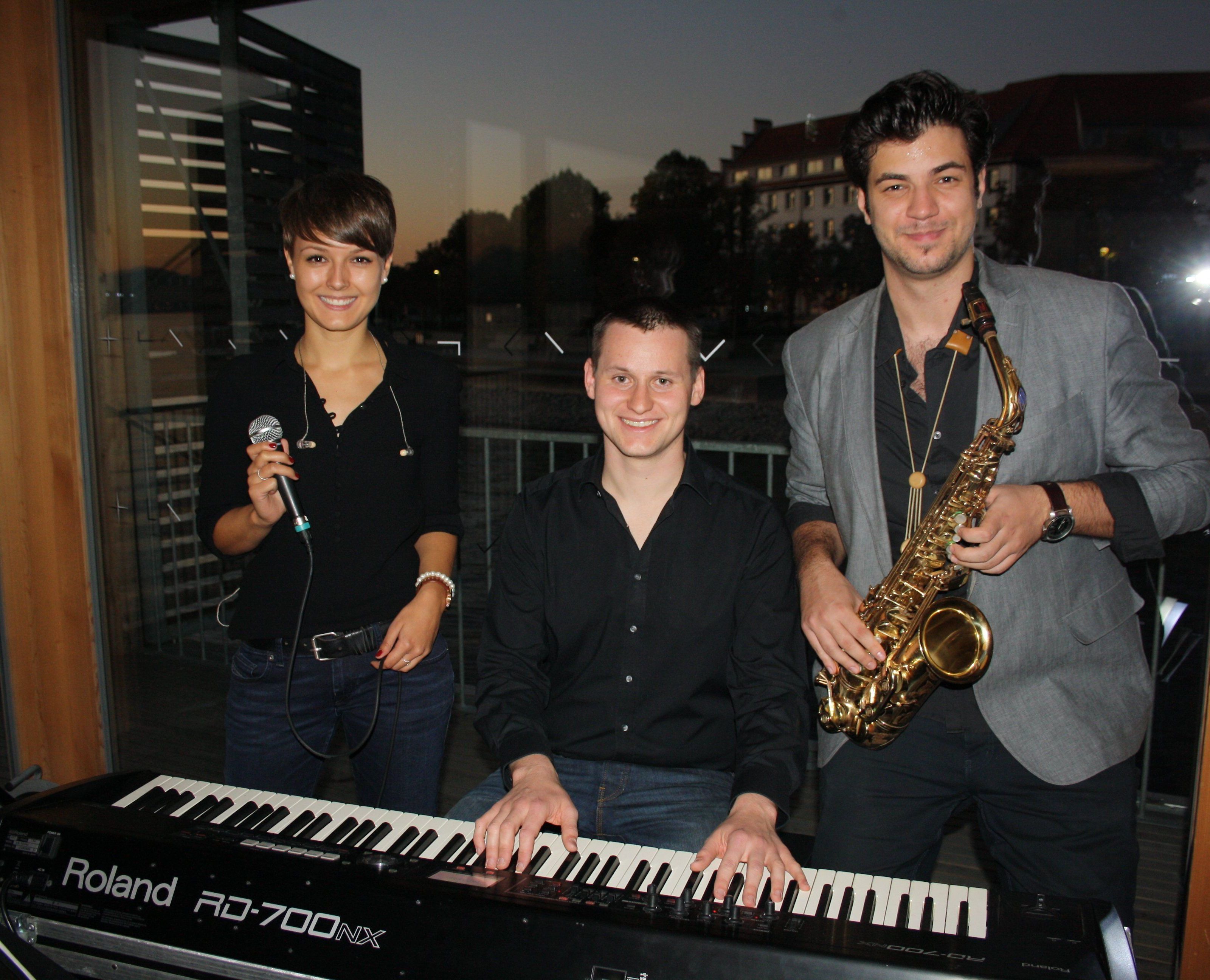 BU: Nina Berchtel (Vocal), Christian Heuschneider (Piano) und Cenk Dogan (Saxophon) eröffneten die „Jazz am See“-Abende am Lochauer Kaiserstrand – nun jeden ersten Donnerstag im Monat auf dem Badehaus des Seehotels. BU: Nina Berchtel (Vocal), Christian Heuschneider (Piano) und Cenk Dogan (Saxophon) eröffneten die „Jazz am See“-Abende am Lochauer Kaiserstrand – nun jeden ersten Donnerstag im Monat auf dem Badehaus des Seehotels.