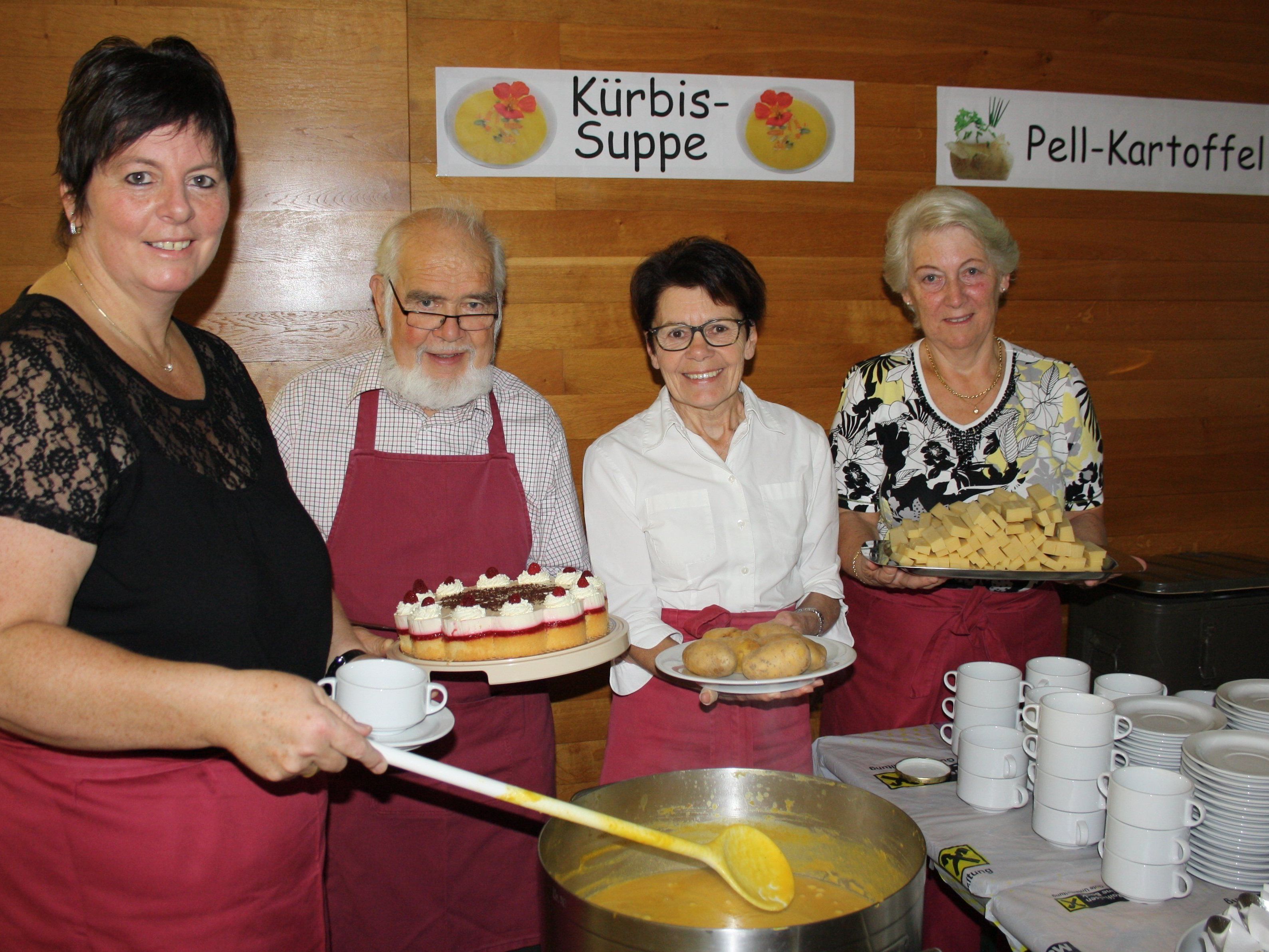 Auch in diesem Jahr konnte sich der Lochauer Missionskreis über einen bestens besuchten „Kartoffeltag“ freuen: Petra Rührnschopf, Bernd Ebenhoch, Helga Alge und Johanna Goll. Auch in diesem Jahr konnte sich der Lochauer Missionskreis über einen bestens besuchten „Kartoffeltag“ freuen: Petra Rührnschopf, Bernd Ebenhoch, Helga Alge und Johanna Goll.