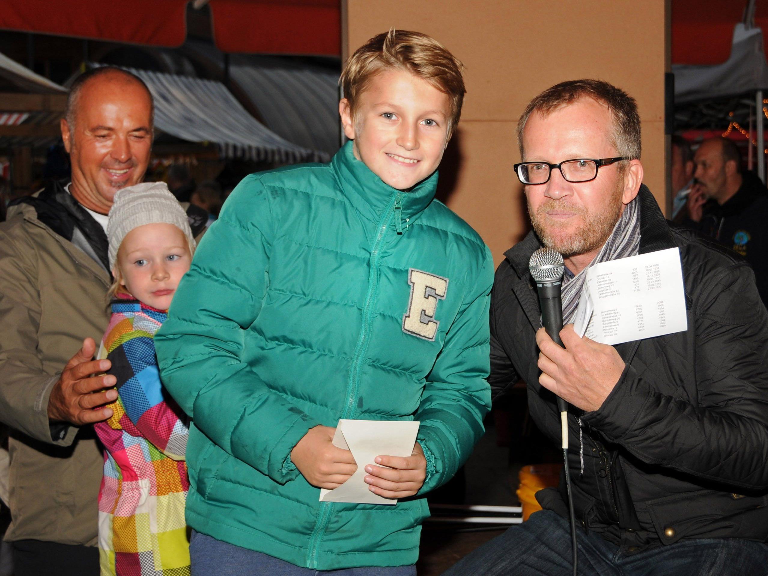 Luka Radmanovic (12) hat heuer 8.450 km mit dem Fahrrad zurückgelegt. Gemeinderat Markus Bacher gratuliert.