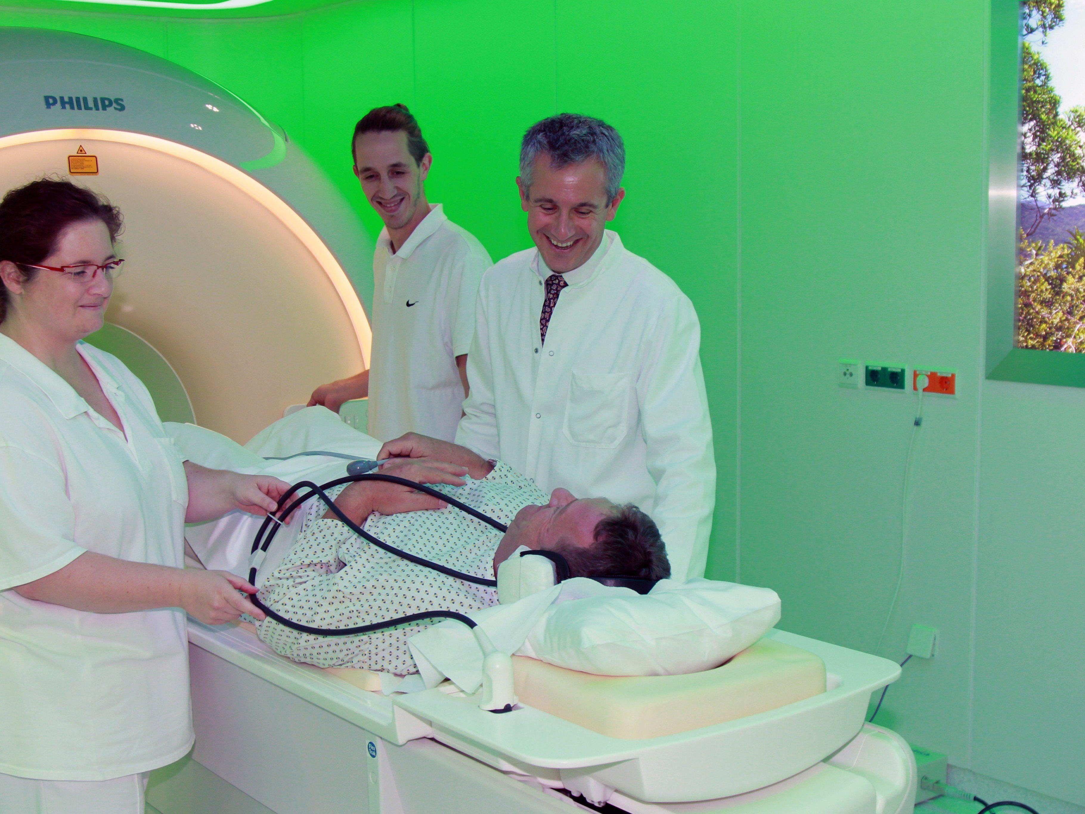 Prim. Dr. Antonius Schuster und sein Team bei einer MRT-Untersuchung.