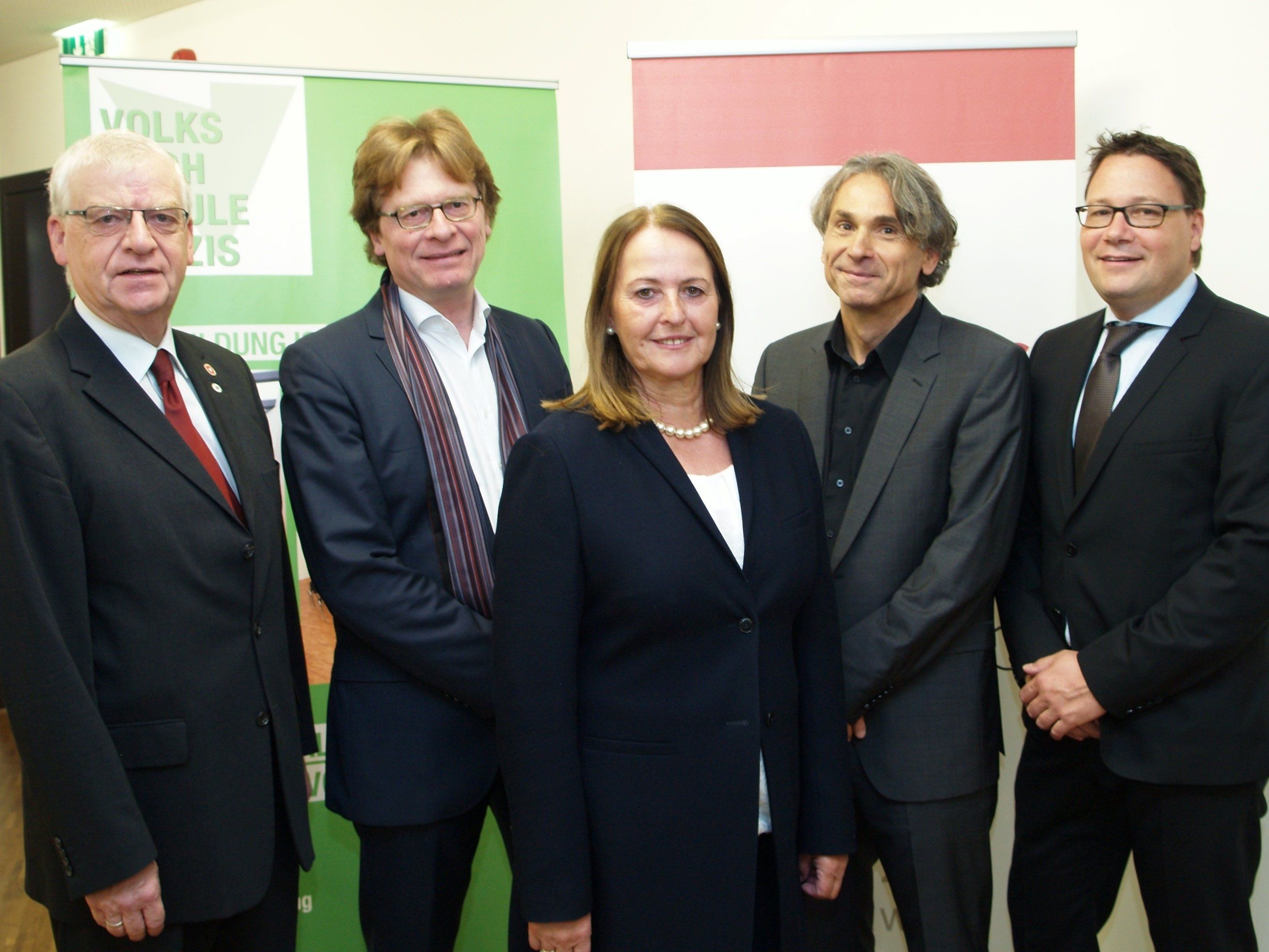 Vorsitzender Wolfgang Türtscher, Generalsekretär Gerhard Bisovsky, Monika Reis (VHS Hohenems) Festredner Univ.-Prof. Rudolf Egger und Direktor Stefan Fischnaller bei der Jubiläumsfeier am Garnmarkt.