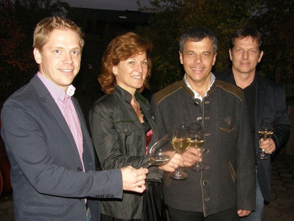 Erika und Florian Kühne stießen mit Christoph Hess (li.) und Martin Fink (re.) auf den gelungenen Abend an. Erika und Florian Kühne stießen mit Christoph Hess (li.) und Martin Fink (re.) auf den gelungenen Abend an.