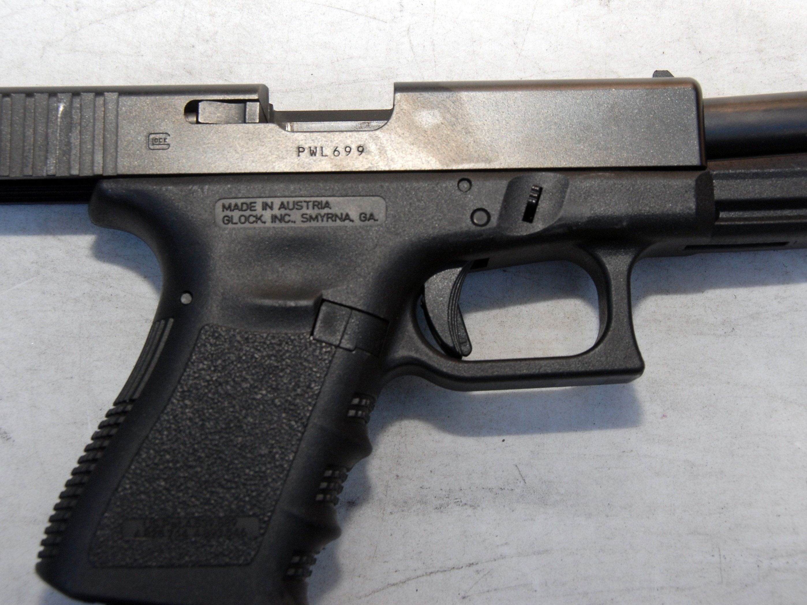 Der Vater zeigte seinen Söhnen, wo er seine Waffe aufbewahrte Der Vater zeigte seinen Söhnen, wo er seine Waffe aufbewahrte