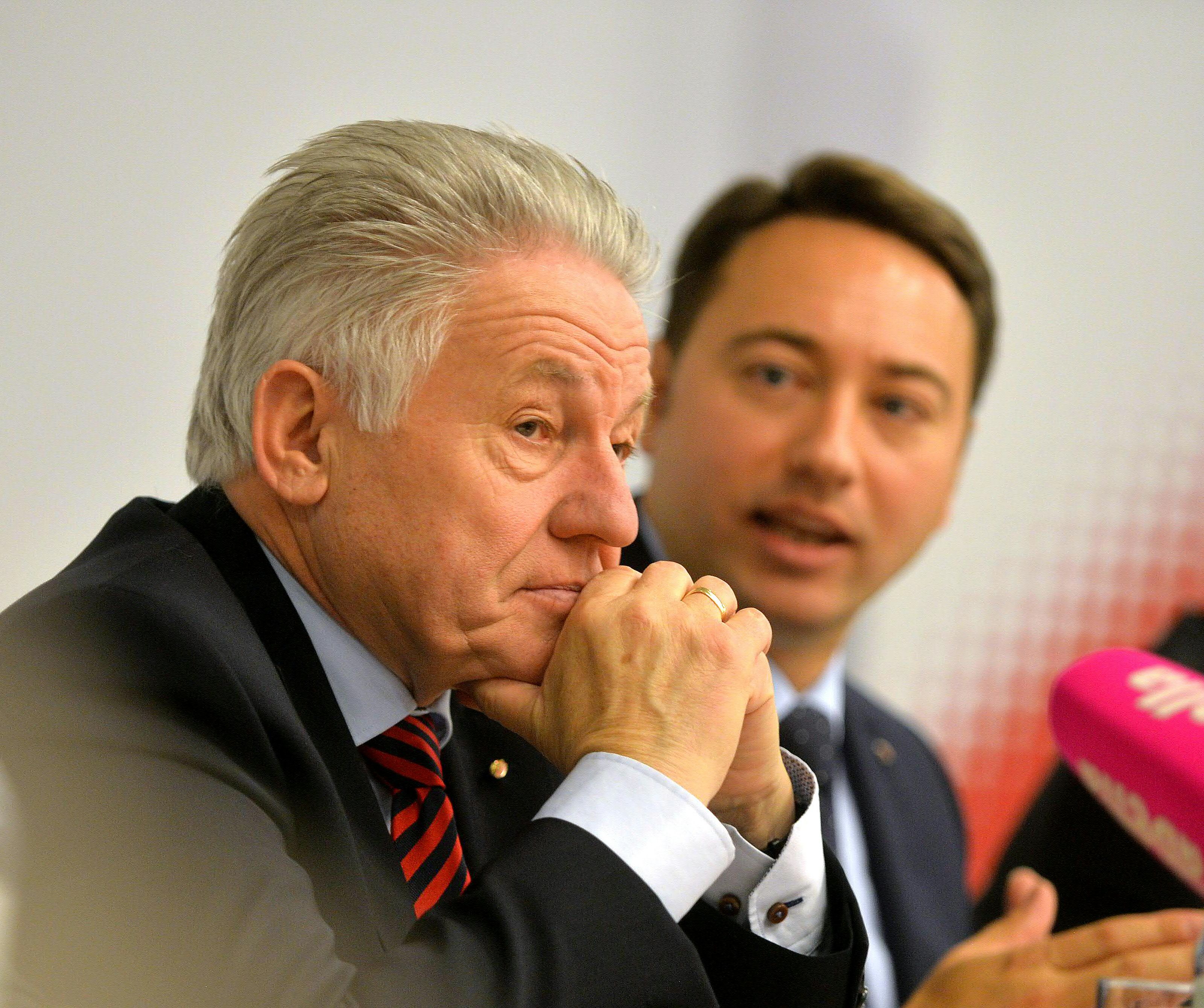 Nur 48 von 56 Stimmen. Nur 48 von 56 Stimmen.