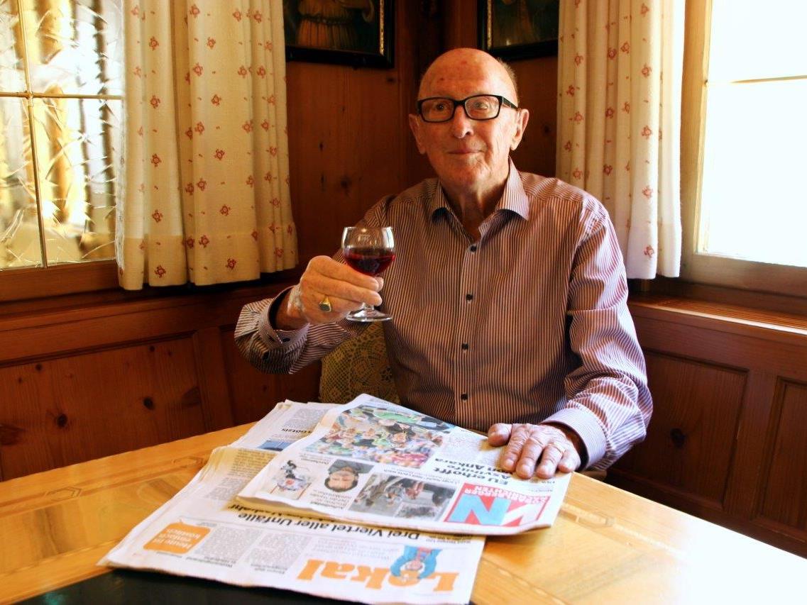 Ein Gläschen Rotwein und in die Ruhe Zeitung lesen – der Jubilar genießt seinen Ruhestand.