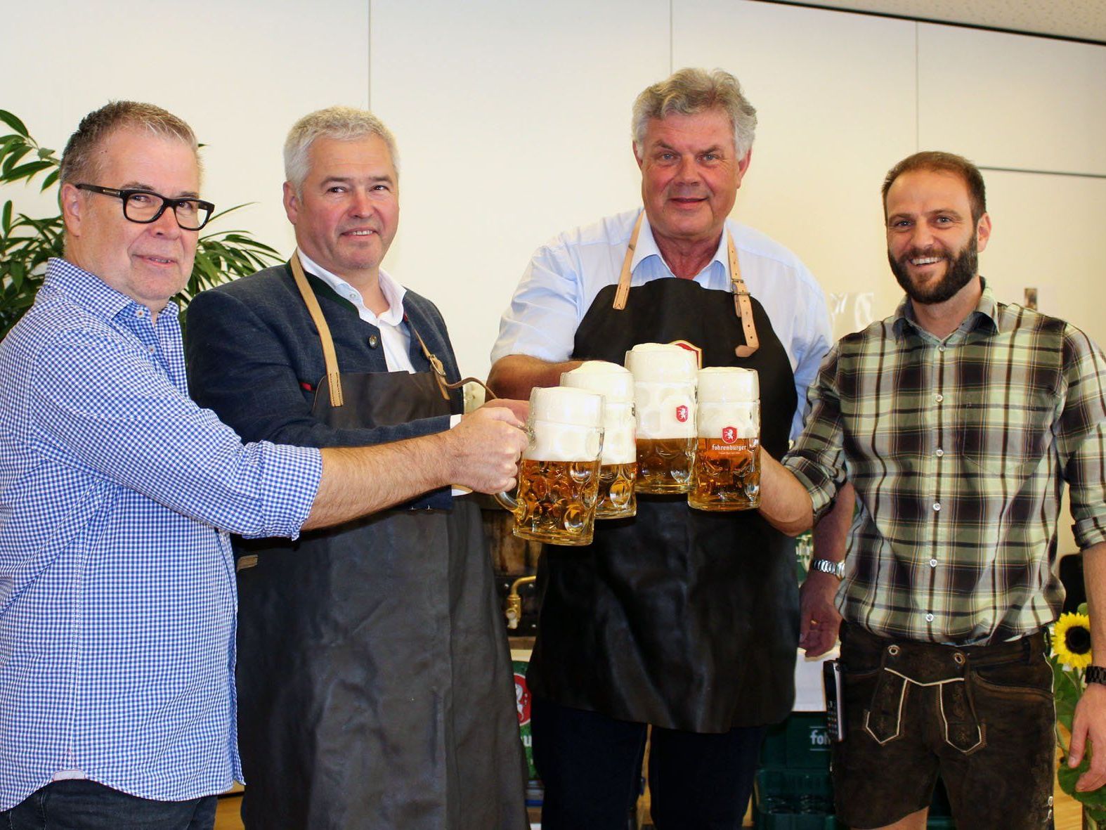 Roland Staffler, Leiter des SeneCura Laurentius-Parks Bludenz, Andreas Rosa, Geschäftsführer der Brauerei Fohrenburg, Bürgermeister Mandi Katzenmayer und Pflegedienstleiter Daniel Siegl beim Fassanstich. Roland Staffler, Leiter des SeneCura Laurentius-Parks Bludenz, Andreas Rosa, Geschäftsführer der Brauerei Fohrenburg, Bürgermeister Mandi Katzenmayer und Pflegedienstleiter Daniel Siegl beim Fassanstich.