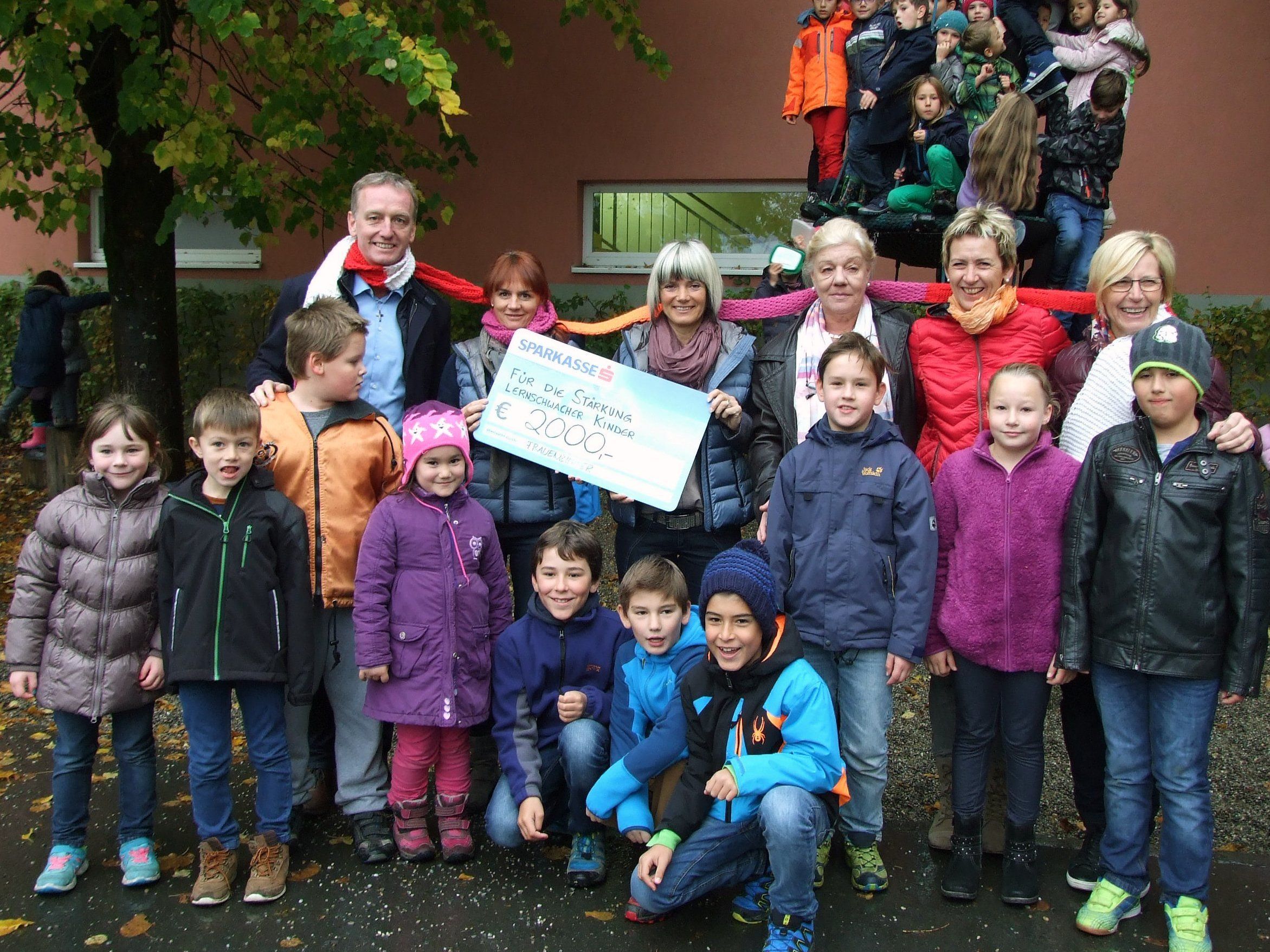 Barbara Öhe-Kirchner (2. von links) übergibt den Erlös an Christof Jagg (1.vl) und Ulrike Fleisch (4.vl).