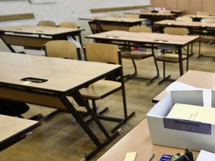 Die Schule in Klosterneuburg wurde evakuiert. Die Schule in Klosterneuburg wurde evakuiert.