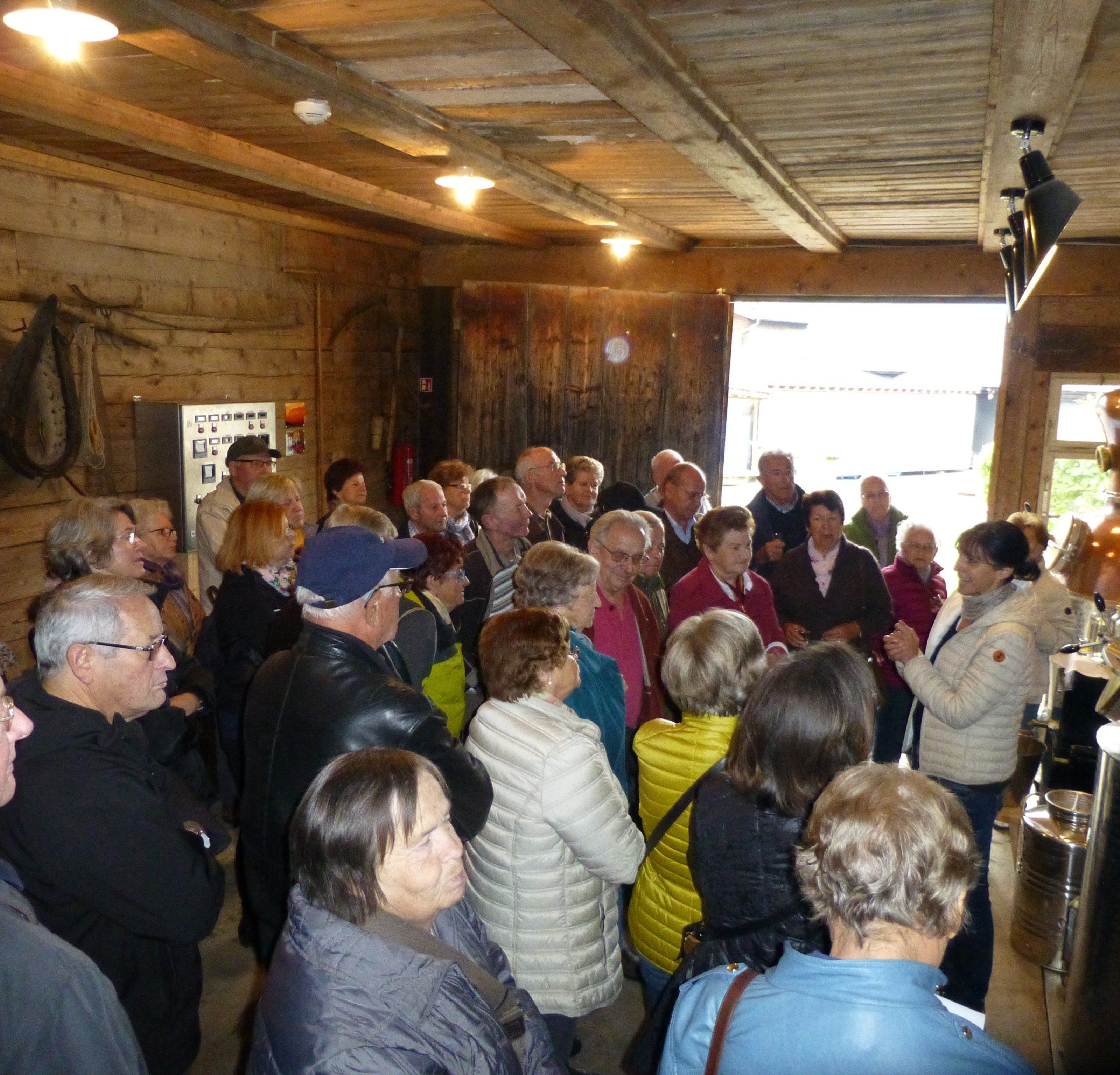 Frau Bernadette erklärt wie guter Schnaps gebrannt wird. Frau Bernadette erklärt wie guter Schnaps gebrannt wird.
