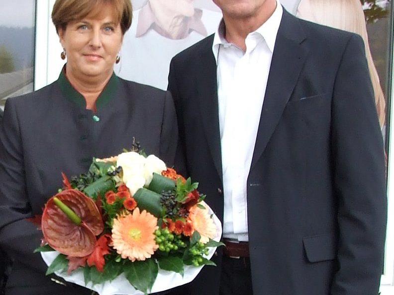 Bürgermeister Markus Linhart gratuliert Sieglinde Michelitsch zum neuen Seniosan-Standort. Bürgermeister Markus Linhart gratuliert Sieglinde Michelitsch zum neuen Seniosan-Standort.