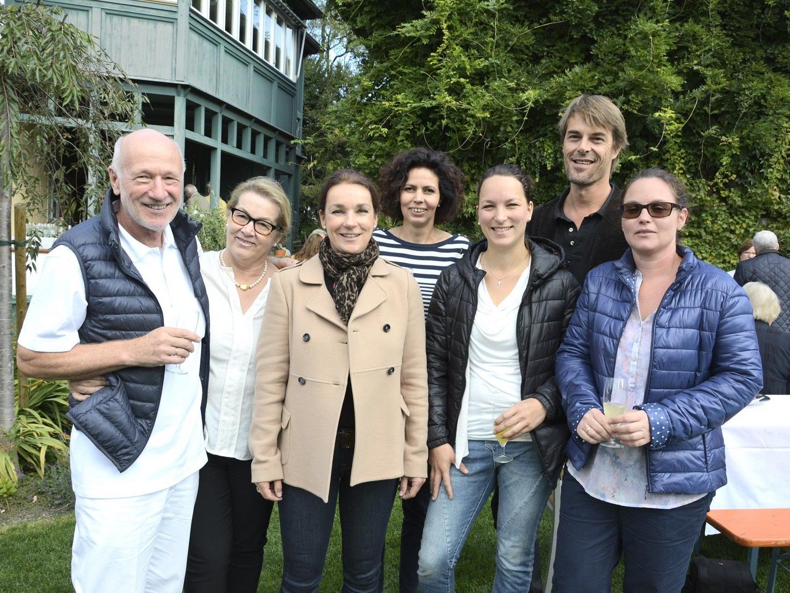 Dr. Simma mit Gattin Annemarie (li.), die Assistentinnen: Silvia Korioth, Andrea Felder, Claudia Gunz, Ingrid Kofler und Dr. Malin (hinten).