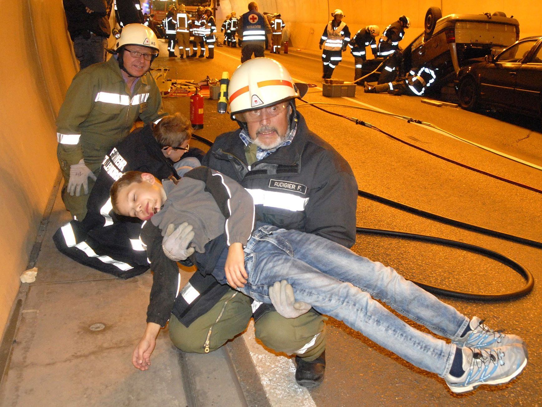 Bei der Übung war von 24 teils schwer verletzten Personen (23 Fahrzeuginsassen und ein Radfahrer) ausgegangen worden.. Bei der Übung war von 24 teils schwer verletzten Personen (23 Fahrzeuginsassen und ein Radfahrer) ausgegangen worden..