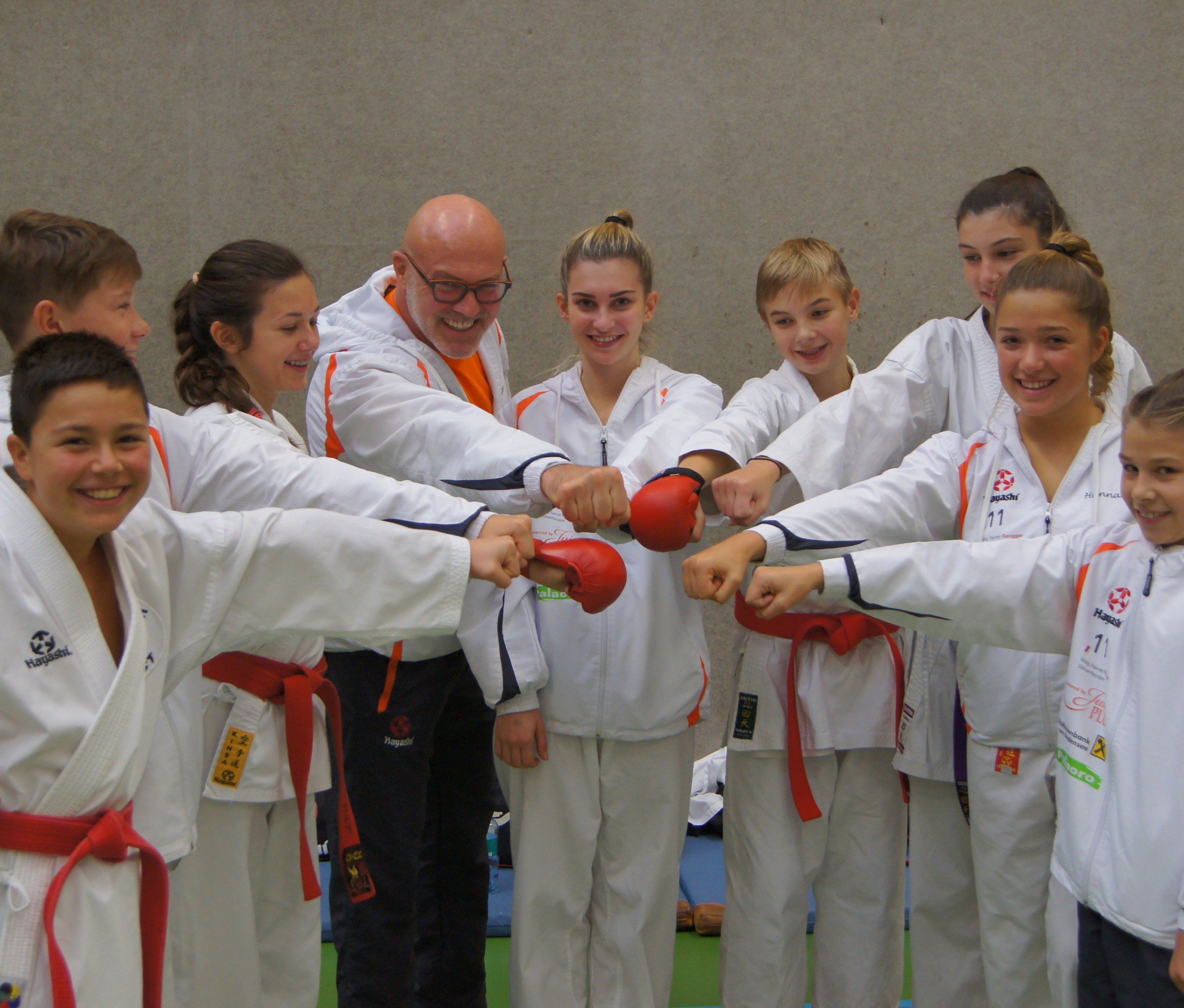 Trainer Walter Braitsch mit dem erfolgreichen Nachwuchs Trainer Walter Braitsch mit dem erfolgreichen Nachwuchs