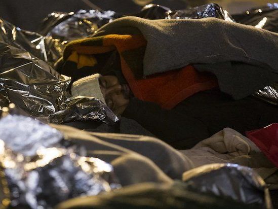 Flüchtlinge nächtigen im Sammelzentrum an der Slowenisch-Österreichischen Grenze im Gebiet von Spielfeld Flüchtlinge nächtigen im Sammelzentrum an der Slowenisch-Österreichischen Grenze im Gebiet von Spielfeld