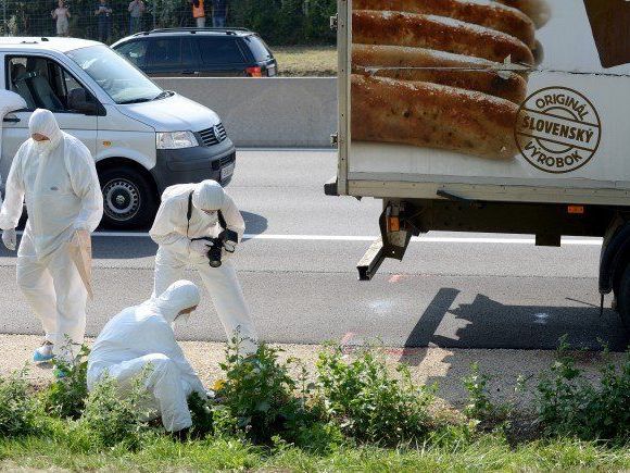 Flüchtlingsdrama auf der A4: In diesem Lkw lagen 71 Leichen Flüchtlingsdrama auf der A4: In diesem Lkw lagen 71 Leichen