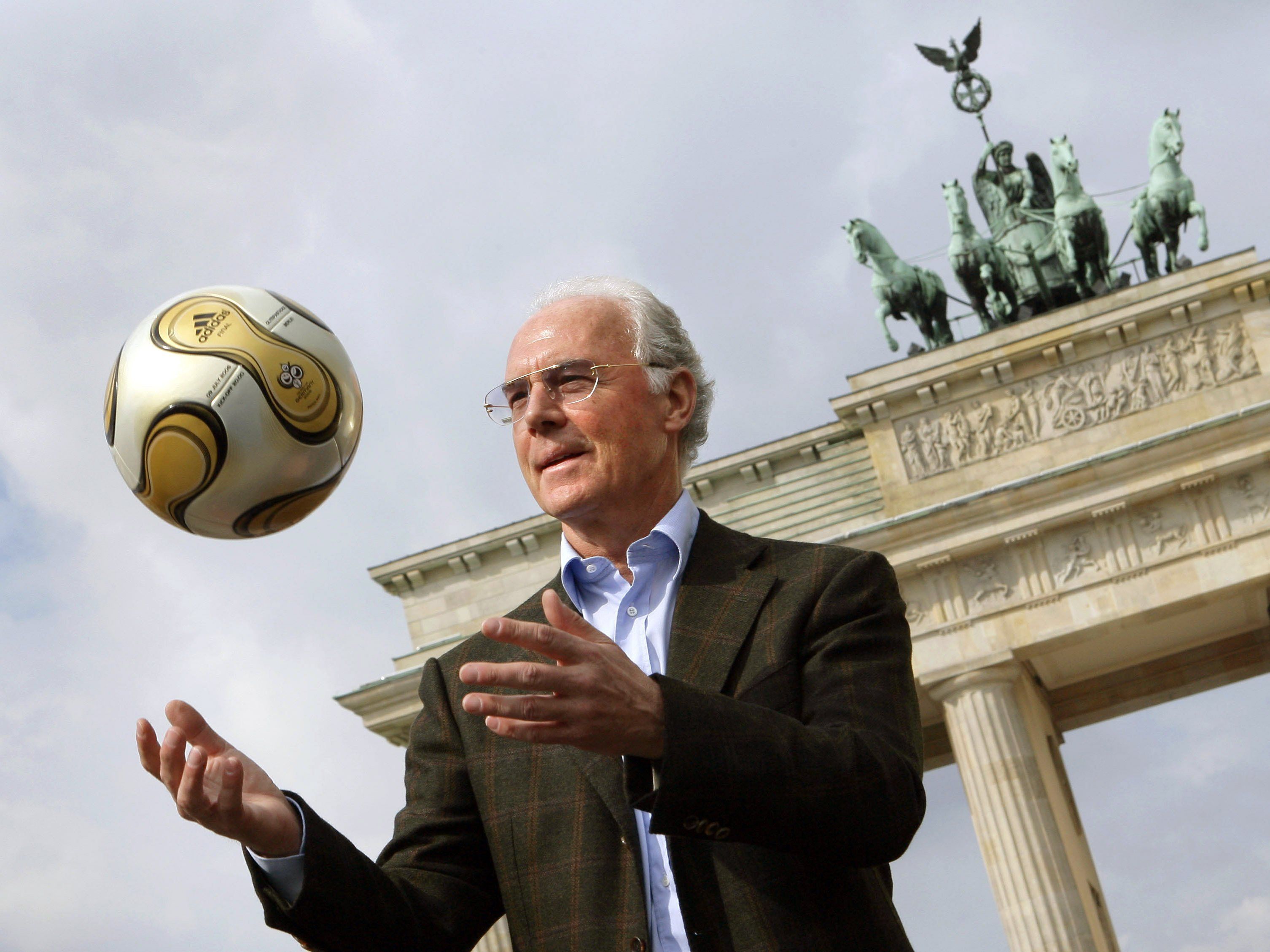 Die "Lichtgestalt des deutschen Fußballs" könnte sich in einem Bestechungsskandal um die WM 2006 in Deutschland wiederfinden. Die "Lichtgestalt des deutschen Fußballs" könnte sich in einem Bestechungsskandal um die WM 2006 in Deutschland wiederfinden.