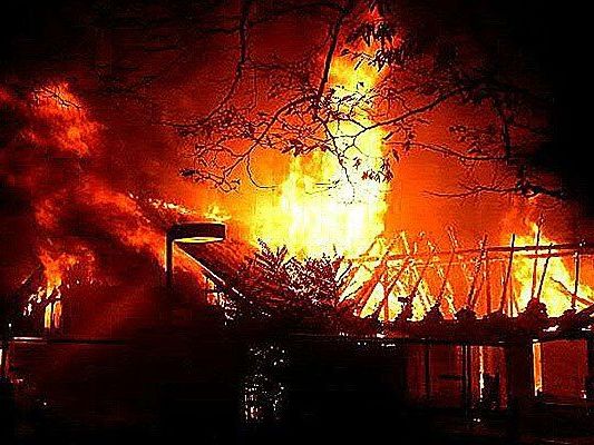 Nach dem Brand in einem leer stehenden Lokal, der ehemaligen Mostschenke, wurden fünf bis zur Unkenntlichkeit verkohlte Leichen entdeckt Nach dem Brand in einem leer stehenden Lokal, der ehemaligen Mostschenke, wurden fünf bis zur Unkenntlichkeit verkohlte Leichen entdeckt