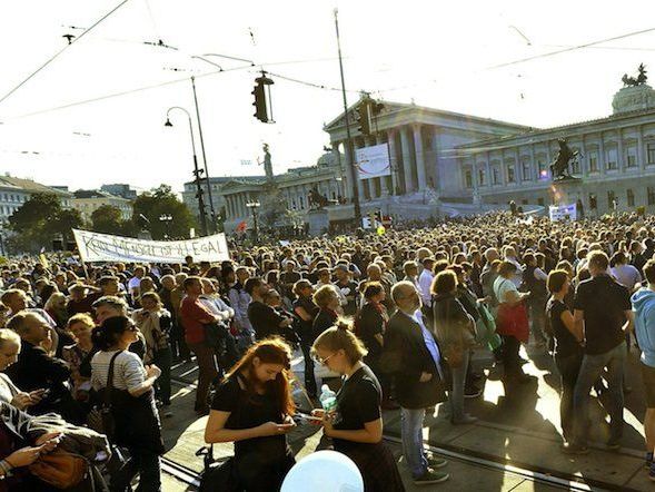 Bei der Demo "Mensch sein in Österreich - gegen unmenschlichen Umgang mit Flüchtlingen"am Samstag vor dem Parlament