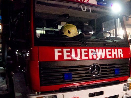 50 Mann der örtlichen Feuerwehr im Einsatz - Umliegende Feuerwehren nachalarmiert. 50 Mann der örtlichen Feuerwehr im Einsatz - Umliegende Feuerwehren nachalarmiert.