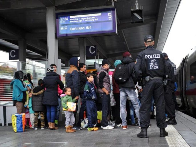 Während die Debatten weiter gehen, kommen täglich Tausende in Europa an. Während die Debatten weiter gehen, kommen täglich Tausende in Europa an.