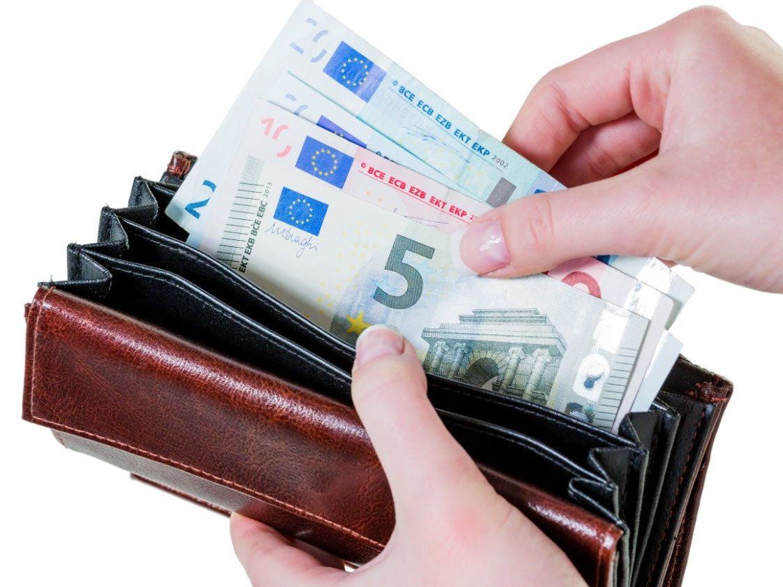 Rund 7 Prozent des Einkommens werden gespart Rund 7 Prozent des Einkommens werden gespart