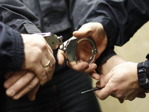 Der mutmaßliche Täter lief den Polizisten direkt in die Arme. Der mutmaßliche Täter lief den Polizisten direkt in die Arme.