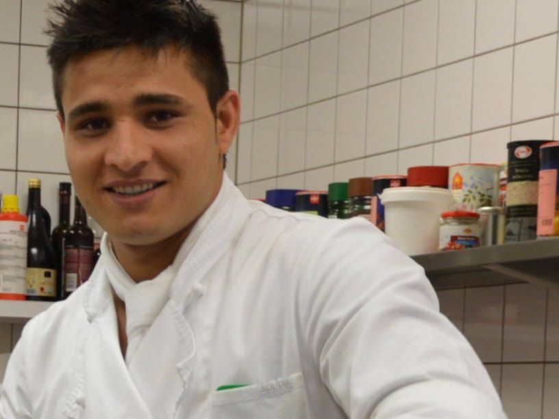 Vor einigen Tagen begann er mit dem zweiten Ausbildungsjahr zum Koch Vor einigen Tagen begann er mit dem zweiten Ausbildungsjahr zum Koch