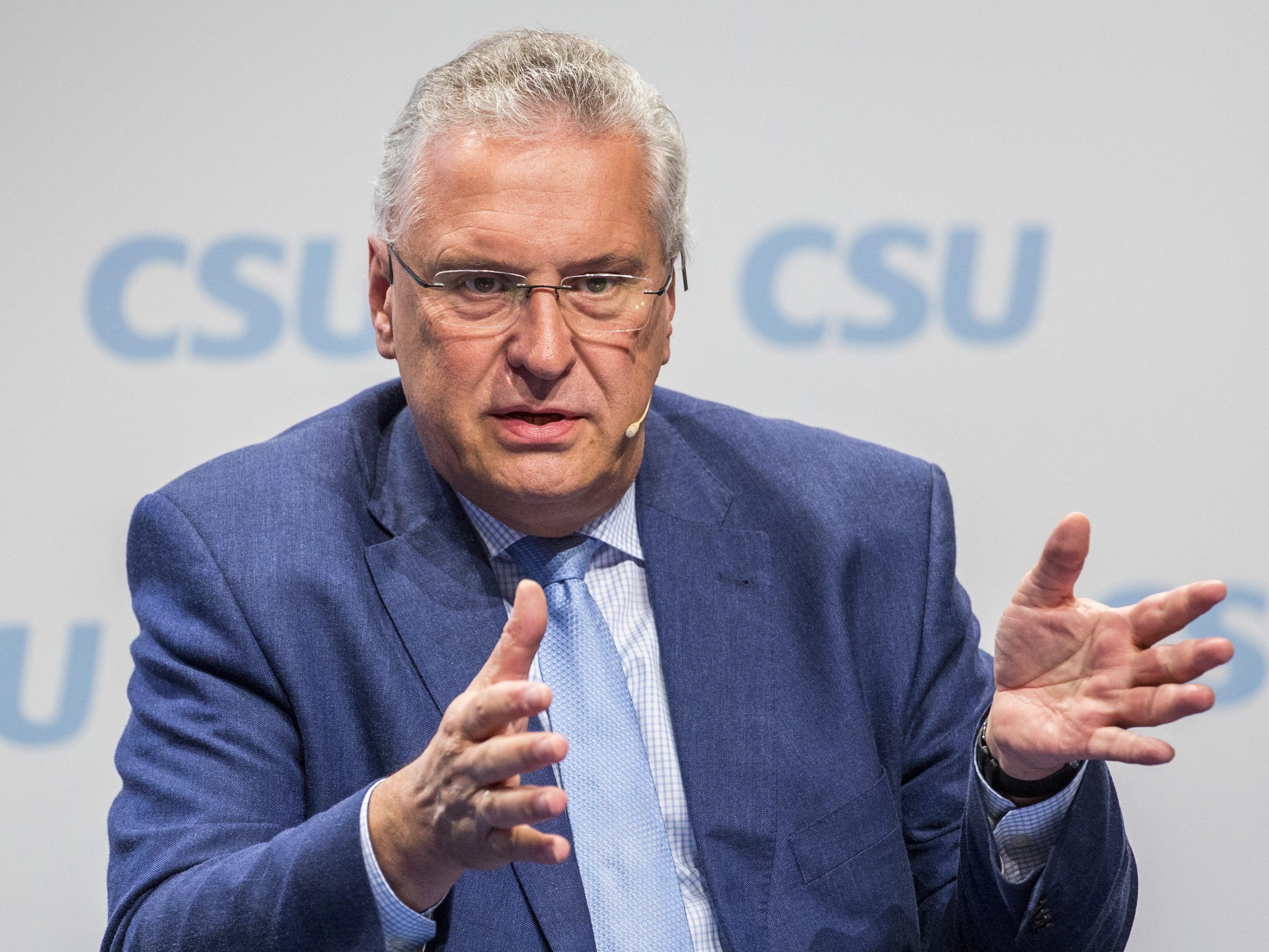 Bayerischer Innenminister Joachim Herrmann wirft Österreich "skandalöses Verhalten" vor.