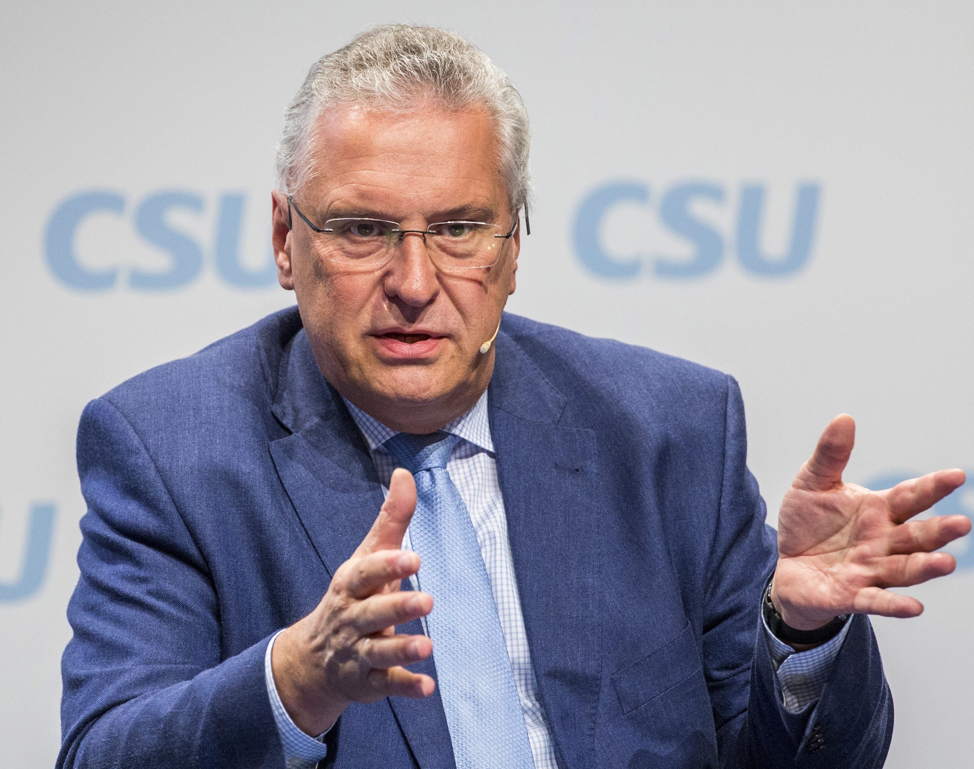Bayerischer Innenminister Joachim Herrmann wirft Österreich "skandalöses Verhalten" vor. Bayerischer Innenminister Joachim Herrmann wirft Österreich "skandalöses Verhalten" vor.