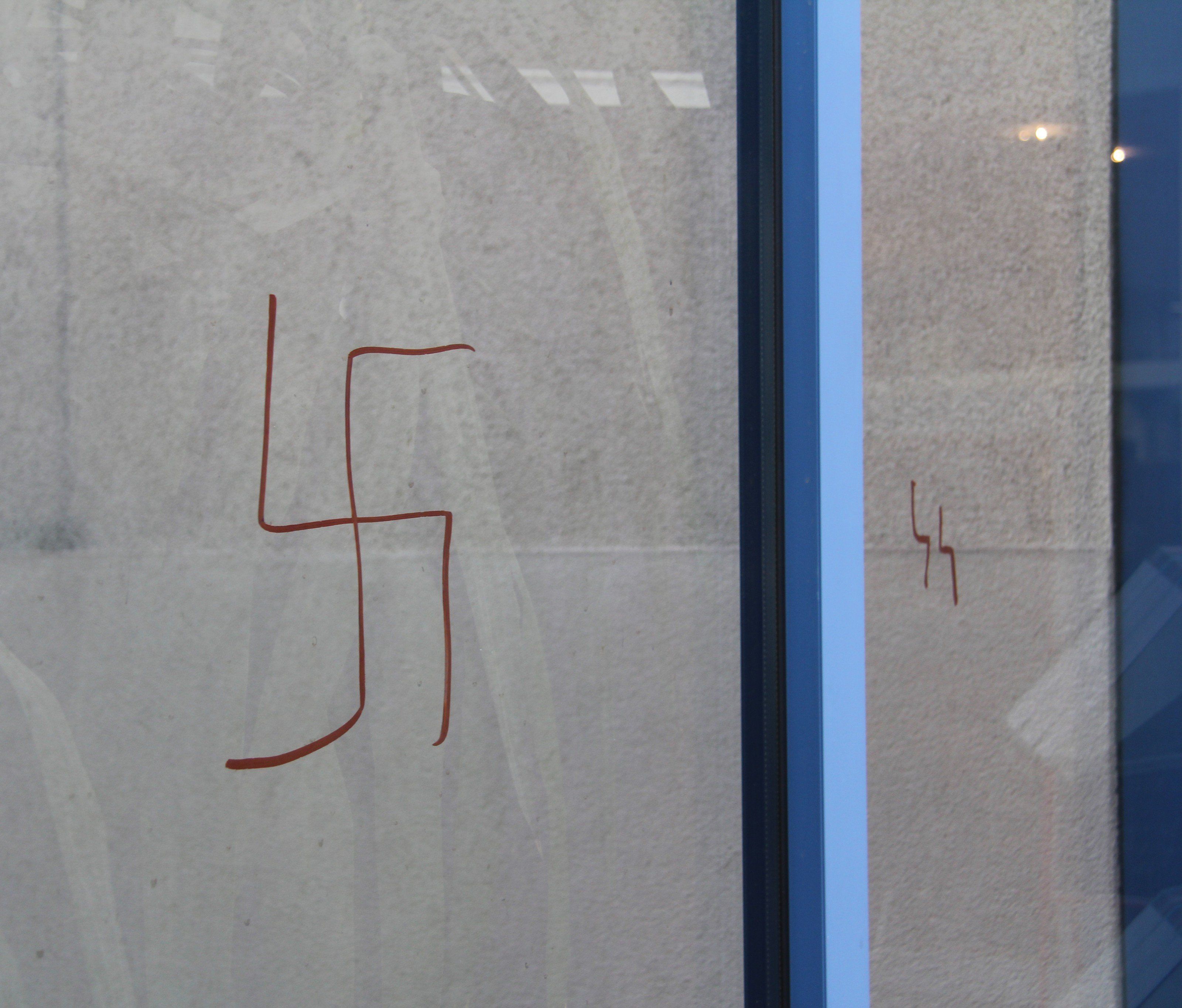 Nazi-Schmierereien auf Hohenemser Asylunterkunft. Polizei bittet um Hinweise. Nazi-Schmierereien auf Hohenemser Asylunterkunft. Polizei bittet um Hinweise.