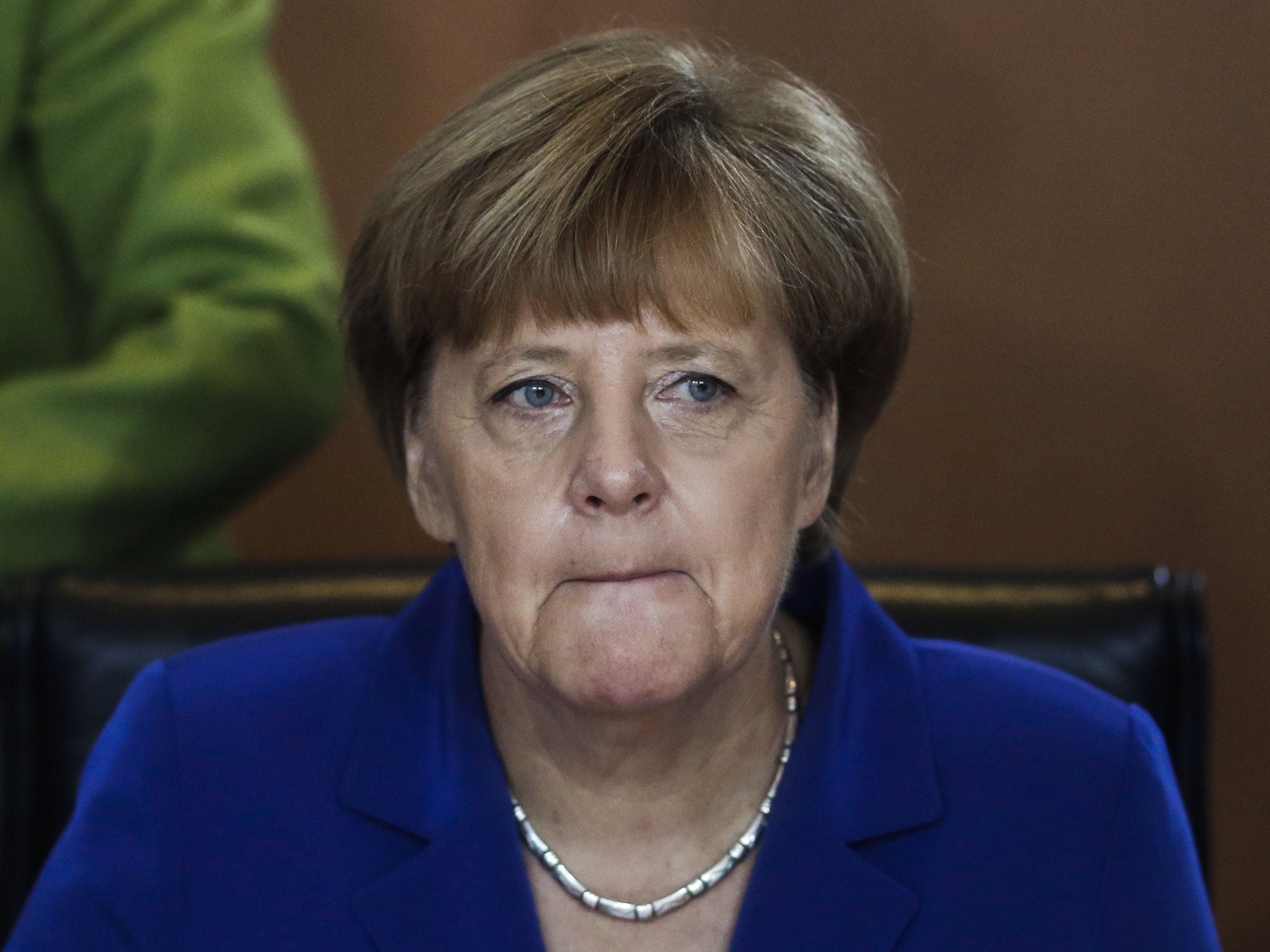 Merkel sieht sich mit innerparteilicher Kritik konfrontiert. Merkel sieht sich mit innerparteilicher Kritik konfrontiert.