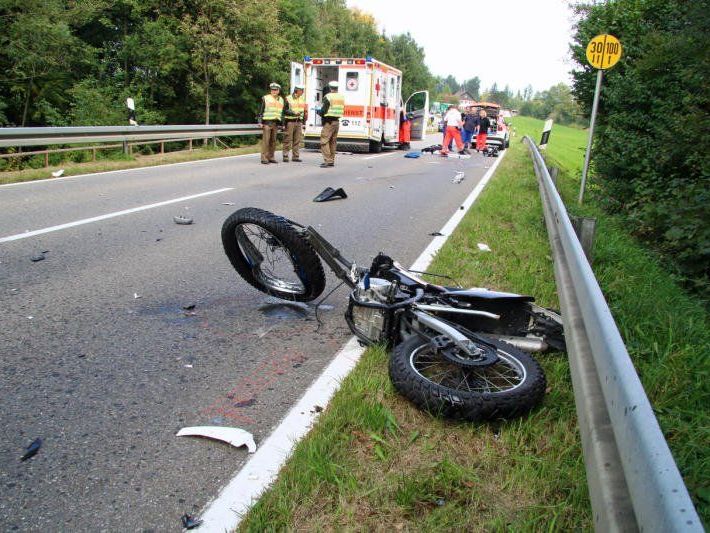 Motorradlenker kollidierte mit dem Gegenverkehr Motorradlenker kollidierte mit dem Gegenverkehr