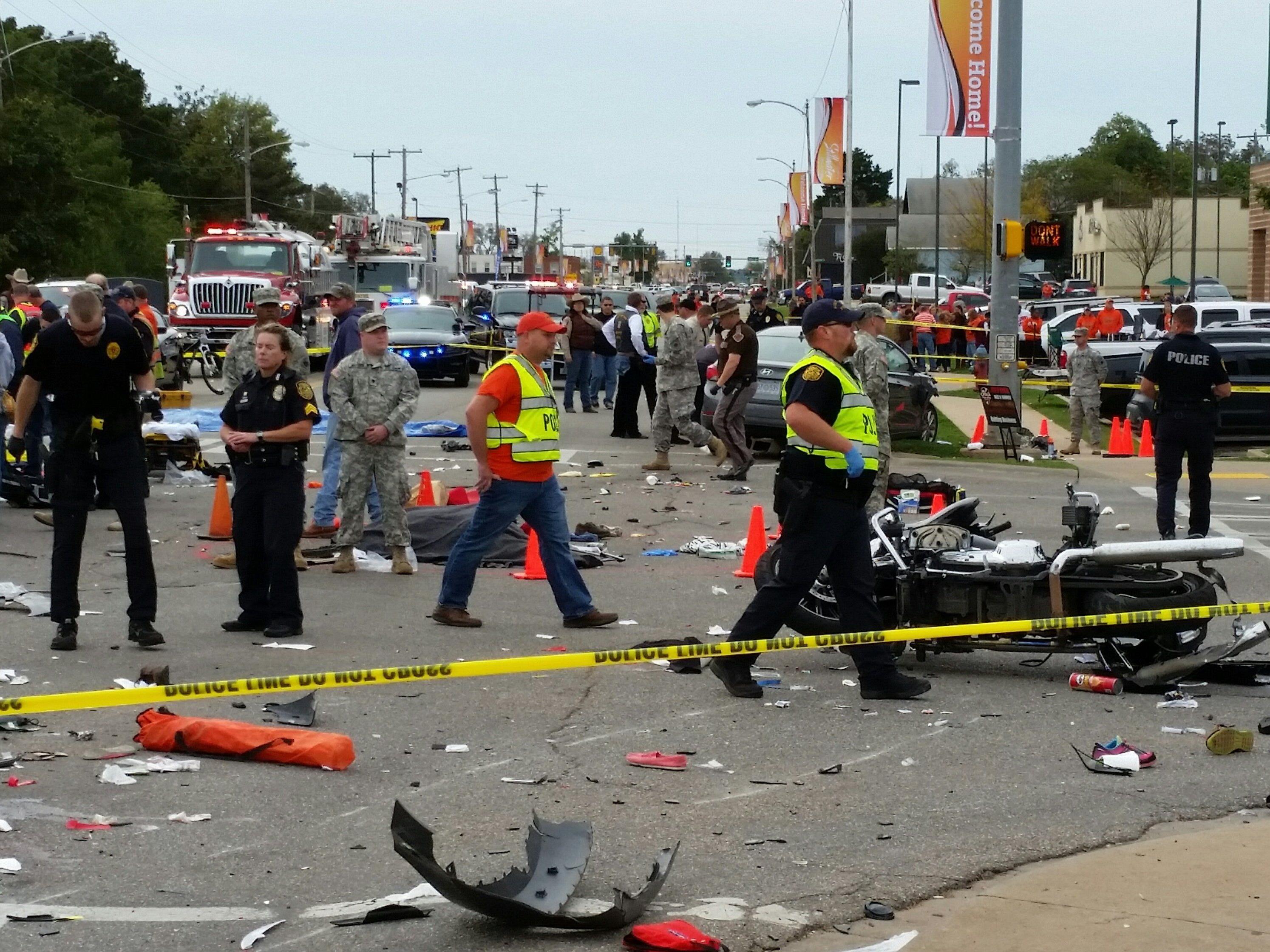 Auto rast in Zuschauermenge: Tote bei Parade in Oklahoma